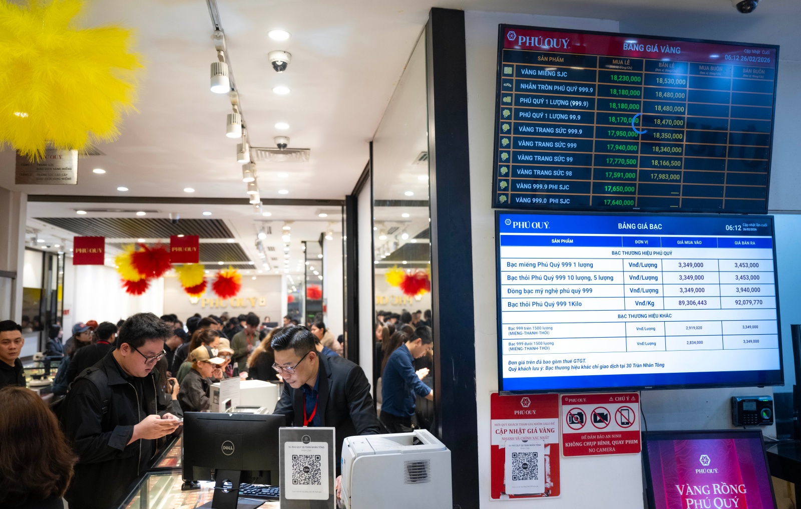 Ng&agrave;y V&iacute;a Thần T&agrave;i: Kh&aacute;ch đội mưa xếp h&agrave;ng hơn 10 tiếng chờ mua v&agrave;ng, xuất hiện thiết bị đặc biệt tại cửa h&agrave;ng Trần Nh&acirc;n T&ocirc;ng- Ảnh 14.
