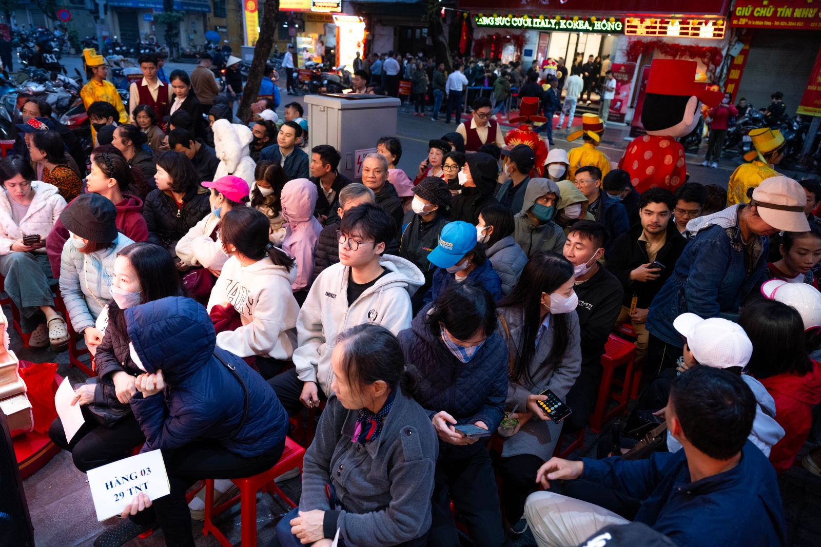 Ng&agrave;y V&iacute;a Thần T&agrave;i: Kh&aacute;ch đội mưa xếp h&agrave;ng hơn 10 tiếng chờ mua v&agrave;ng, xuất hiện thiết bị đặc biệt tại cửa h&agrave;ng Trần Nh&acirc;n T&ocirc;ng- Ảnh 9.