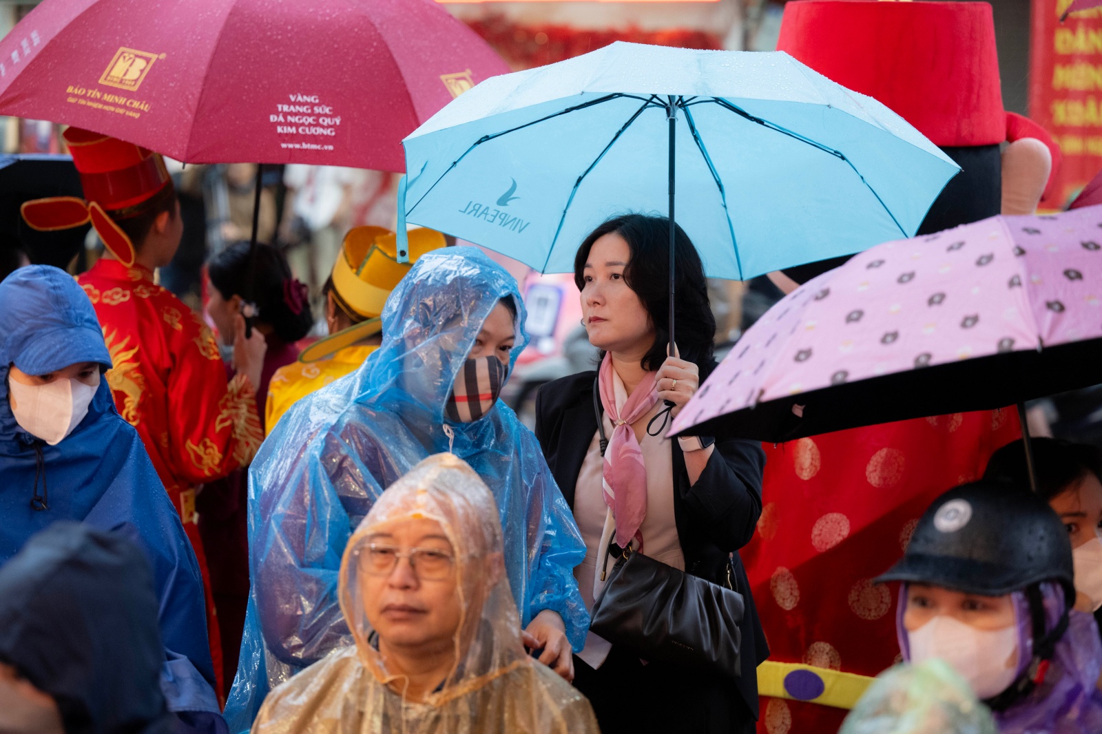 Ng&agrave;y V&iacute;a Thần T&agrave;i: Kh&aacute;ch đội mưa xếp h&agrave;ng hơn 10 tiếng chờ mua v&agrave;ng, xuất hiện thiết bị đặc biệt tại cửa h&agrave;ng Trần Nh&acirc;n T&ocirc;ng- Ảnh 15.