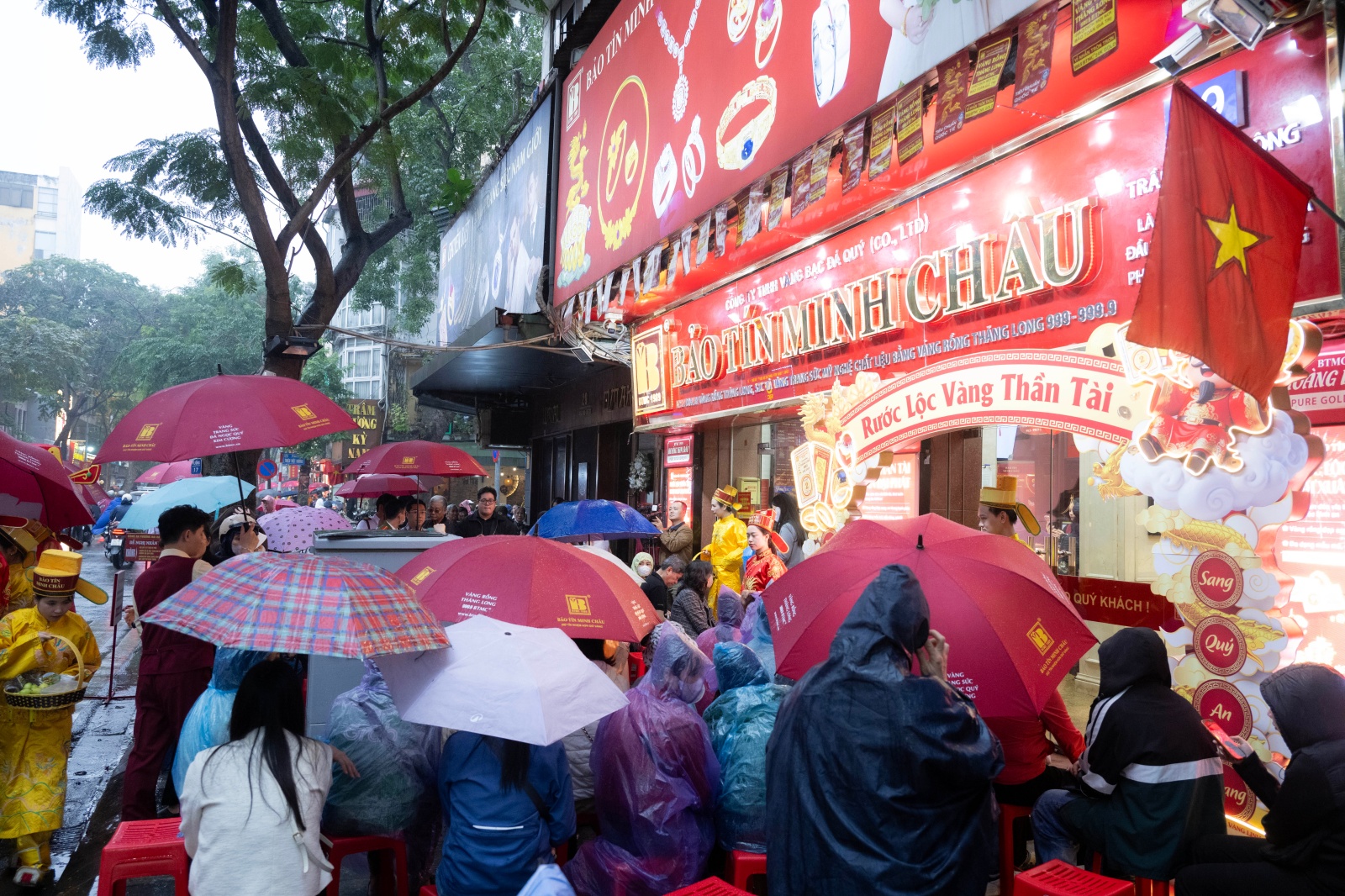 Ng&agrave;y V&iacute;a Thần T&agrave;i: Kh&aacute;ch đội mưa xếp h&agrave;ng hơn 10 tiếng chờ mua v&agrave;ng, xuất hiện thiết bị đặc biệt tại cửa h&agrave;ng Trần Nh&acirc;n T&ocirc;ng- Ảnh 12.
