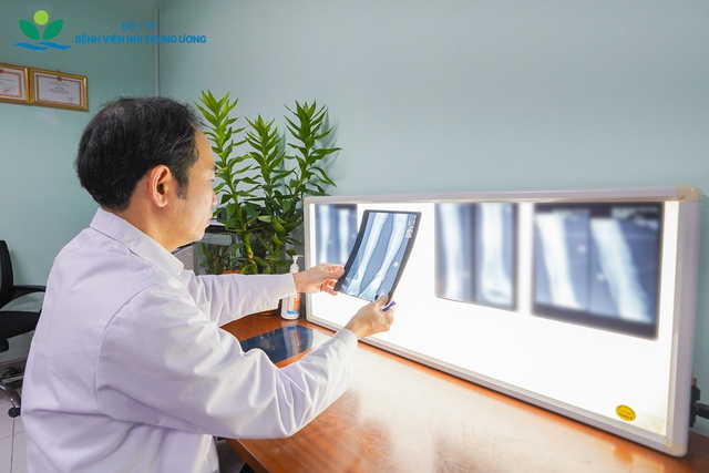 Cứu đ&ocirc;i ch&acirc;n b&eacute; g&aacute;i 8 tuổi khỏi nguy cơ t&agrave;n phế v&igrave; ung thư sụn- Ảnh 2.