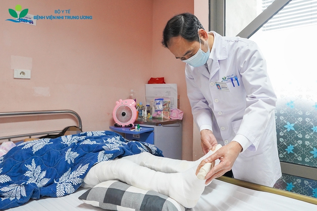 Cứu đ&ocirc;i ch&acirc;n b&eacute; g&aacute;i 8 tuổi khỏi nguy cơ t&agrave;n phế v&igrave; ung thư sụn- Ảnh 6.