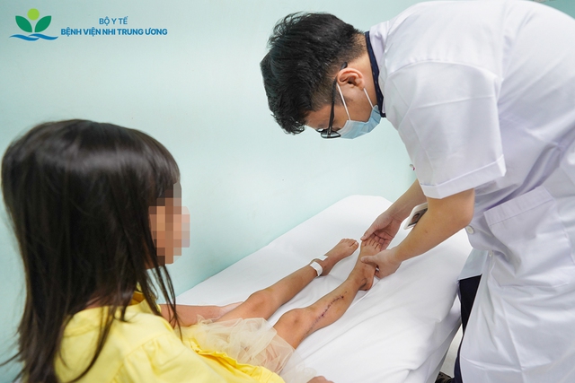 Cứu đ&ocirc;i ch&acirc;n b&eacute; g&aacute;i 8 tuổi khỏi nguy cơ t&agrave;n phế v&igrave; ung thư sụn- Ảnh 7.