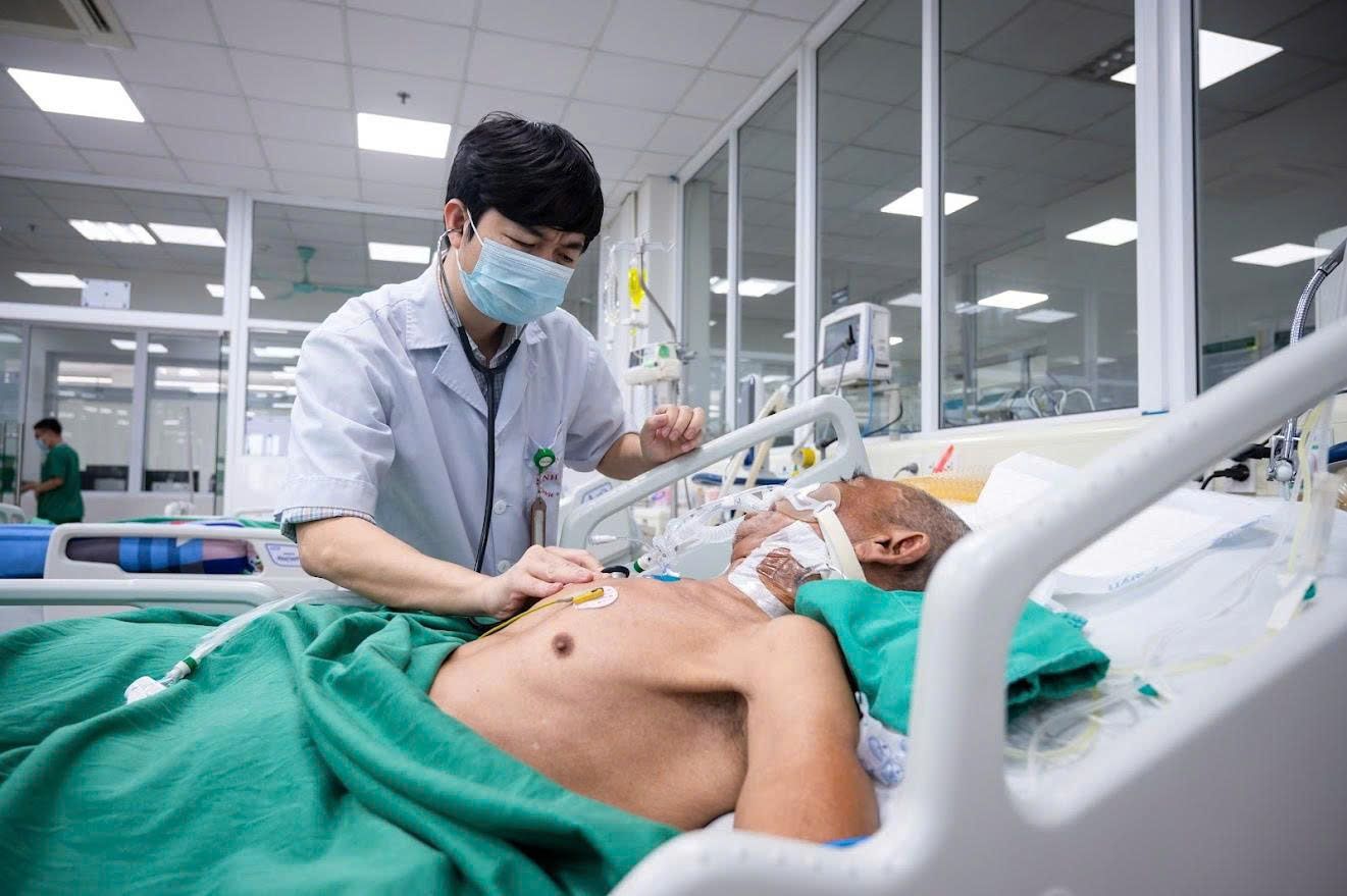 Vị bác sĩ chọn đứng ở ranh giới sinh tử, nơi 1% hy vọng cũng không được phép bỏ cuộc- Ảnh 2. Vị bác sĩ chọn đứng ở ranh giới sinh tử, nơi 1% hy vọng cũng không được phép bỏ cuộc- Ảnh 2.