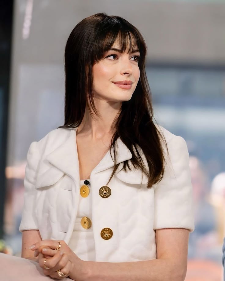 Birkin Bangs - kiểu m&aacute;i sang chảnh hot xuy&ecirc;n nhiều thập kỷ: "Hack tuổi" đỉnh cao, đến Anne Hathaway cũng kh&ocirc;ng thể ch&aacute;n- Ảnh 8.