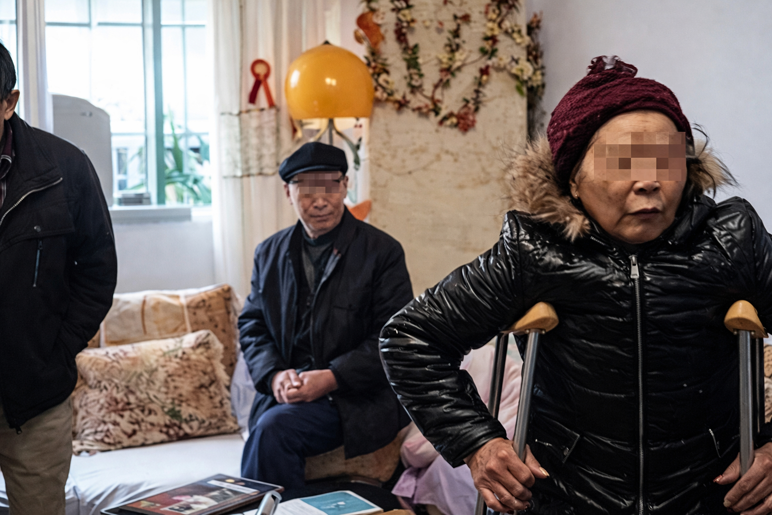 Đỡ b&agrave; cụ bị ng&atilde;, 3 học sinh tiểu học bị đ&ograve;i bồi thường 3,5 tỷ đồng- Ảnh 2.