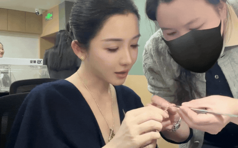 B&iacute; ẩn tiệm v&agrave;ng cổ 3 đời khiến giới si&ecirc;u gi&agrave;u m&ecirc; mẩn: Ph&uacute; b&agrave; h&eacute; lộ quy tắc 'ngầm', chờ r&ograve;ng r&atilde; hơn 1 năm mới tới lượt- Ảnh 17.