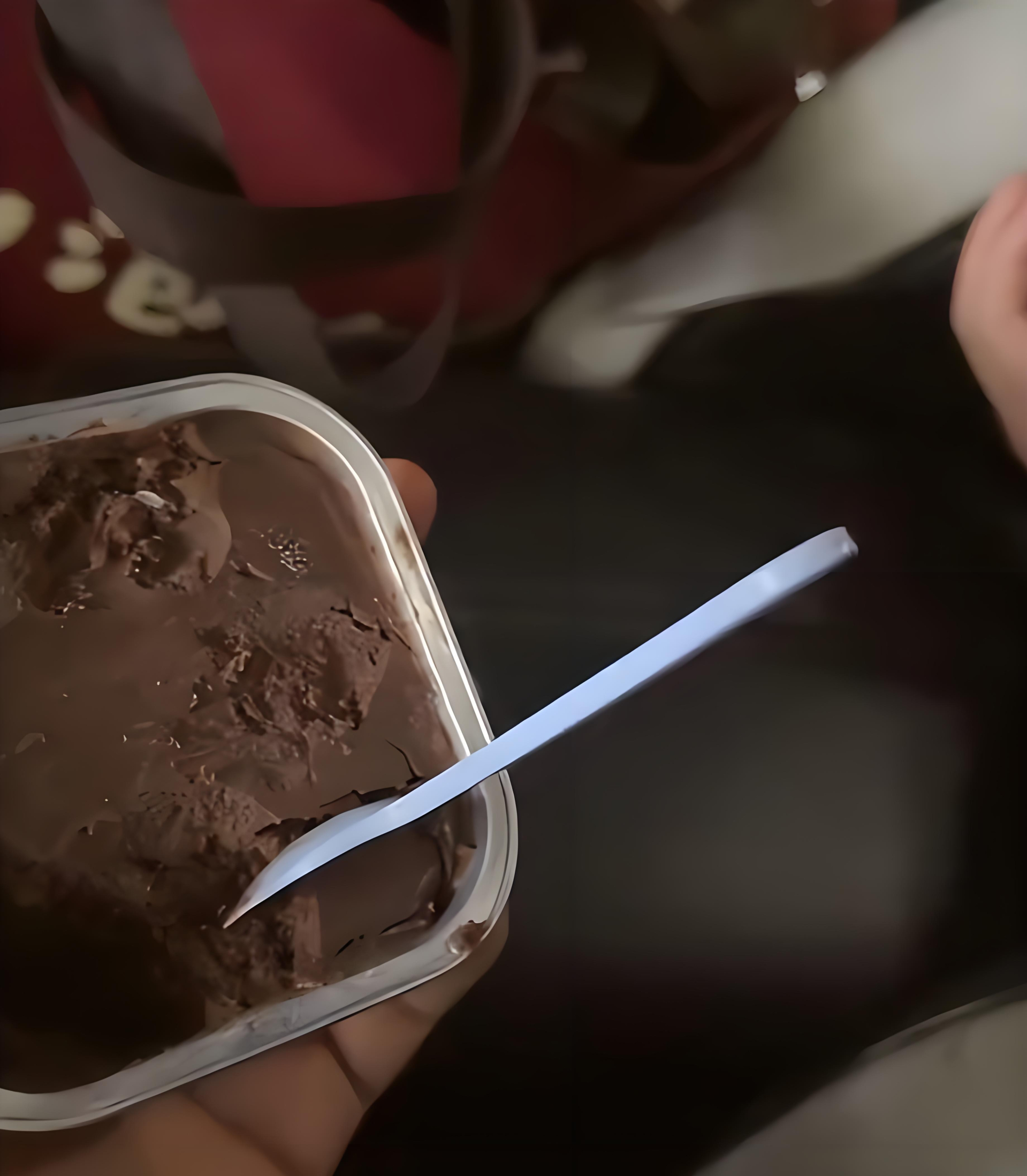 Đến mức n&agrave;y sao? Chỉ v&igrave; 2 miếng b&aacute;nh chocolate m&agrave; hơn 25.000 người tranh c&atilde;i nảy lửa- Ảnh 1.