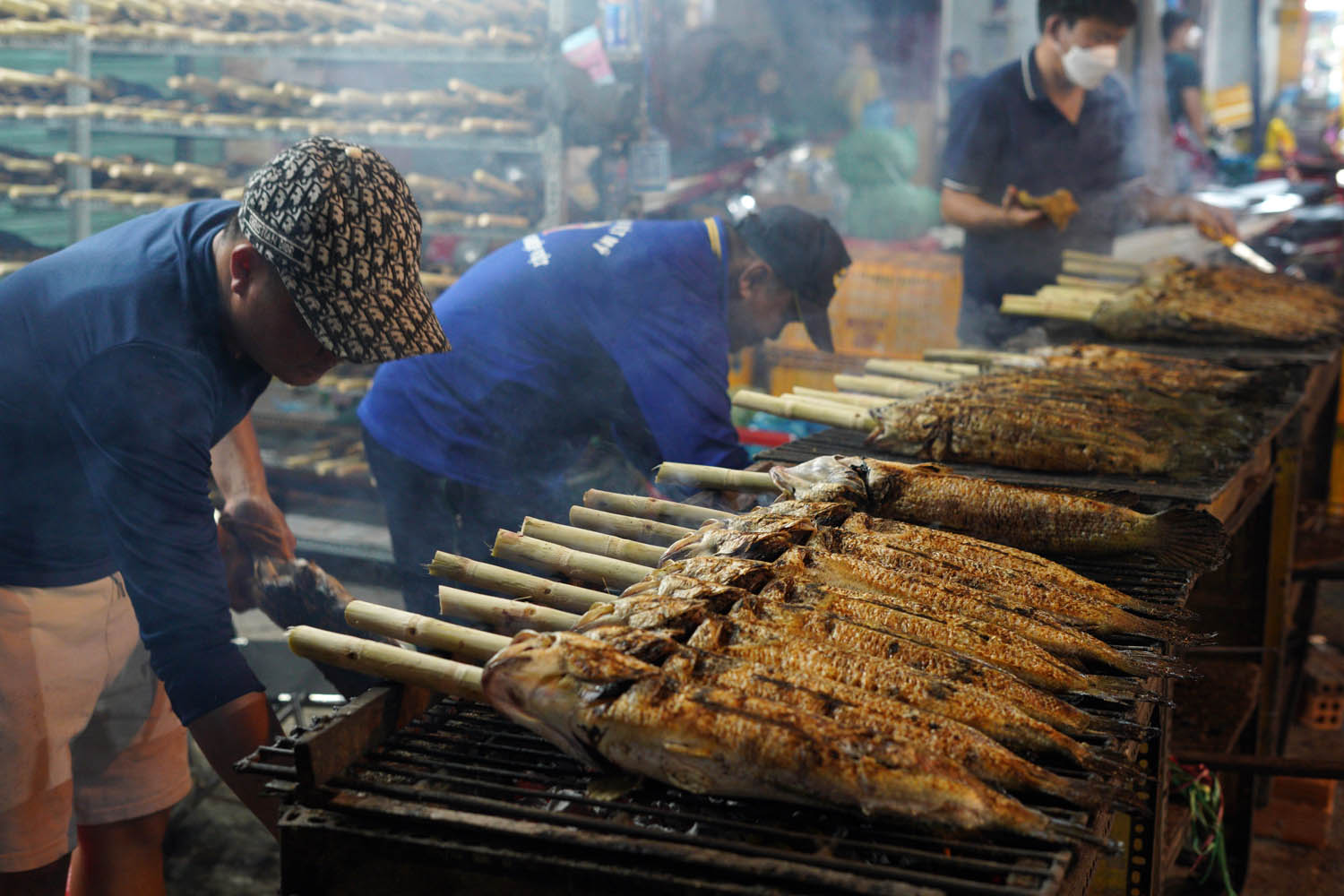 Một tuyến đường ở TP.HCM đỏ lửa suốt đêm trước ngày vía Thần Tài- Ảnh 8. Một tuyến đường ở TP.HCM đỏ lửa suốt đêm trước ngày vía Thần Tài- Ảnh 8.