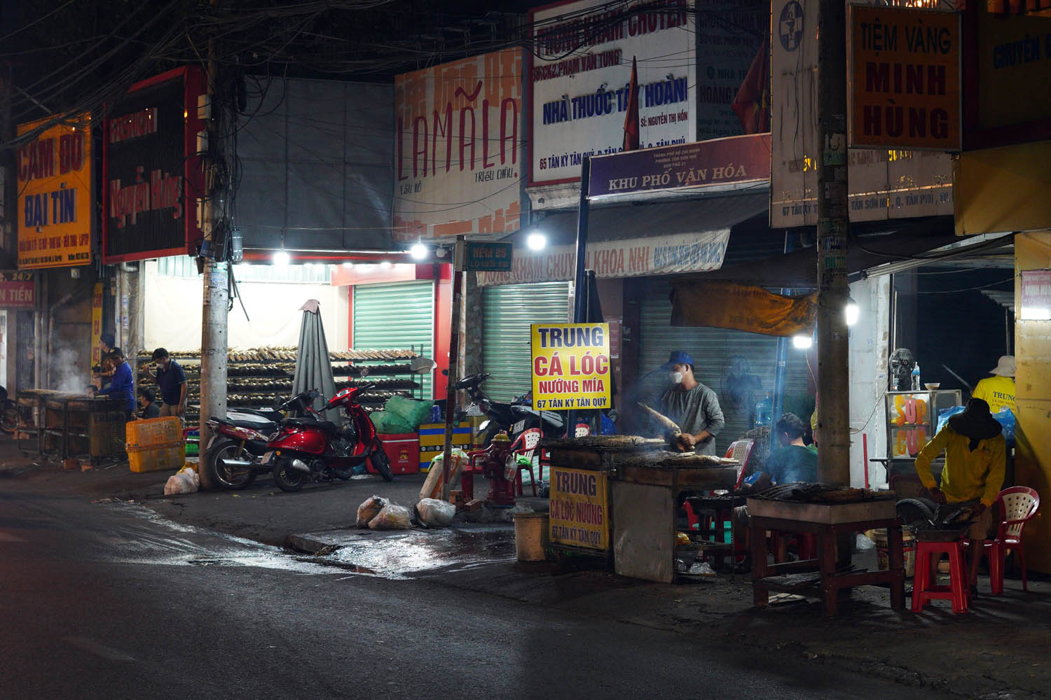 Một tuyến đường ở TP.HCM đỏ lửa suốt đêm trước ngày vía Thần Tài- Ảnh 2. Một tuyến đường ở TP.HCM đỏ lửa suốt đêm trước ngày vía Thần Tài- Ảnh 2.