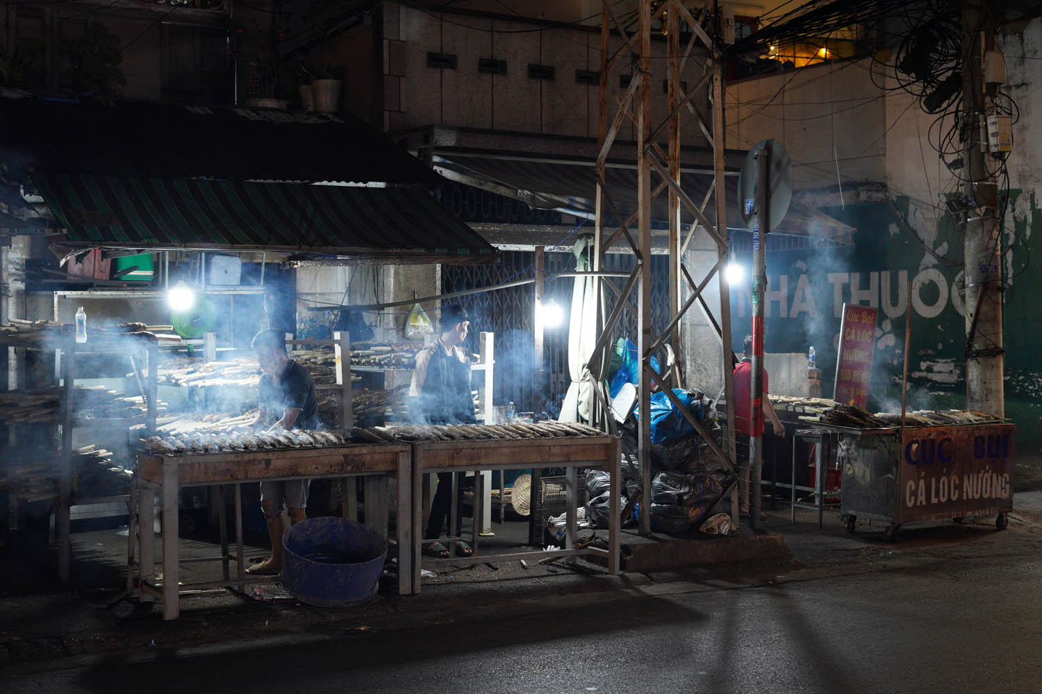 Một tuyến đường ở TP.HCM đỏ lửa suốt đêm trước ngày vía Thần Tài- Ảnh 3. Một tuyến đường ở TP.HCM đỏ lửa suốt đêm trước ngày vía Thần Tài- Ảnh 3.