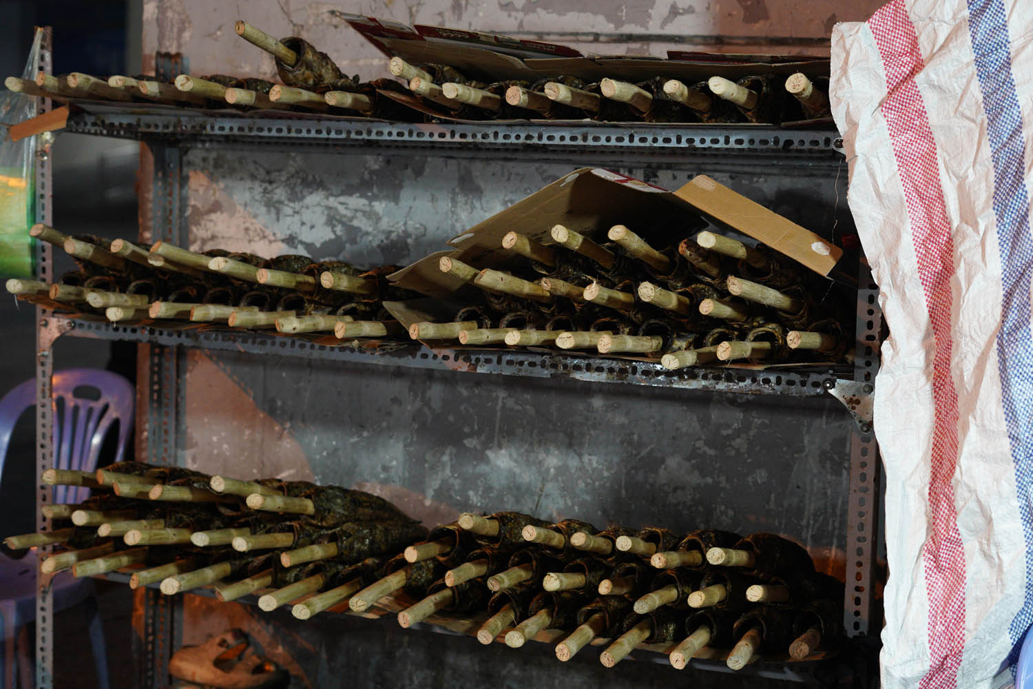 Một tuyến đường ở TP.HCM đỏ lửa suốt đêm trước ngày vía Thần Tài- Ảnh 11. Một tuyến đường ở TP.HCM đỏ lửa suốt đêm trước ngày vía Thần Tài- Ảnh 11.