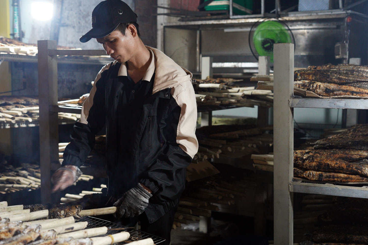 Một tuyến đường ở TP.HCM đỏ lửa suốt đêm trước ngày vía Thần Tài- Ảnh 5. Một tuyến đường ở TP.HCM đỏ lửa suốt đêm trước ngày vía Thần Tài- Ảnh 5.