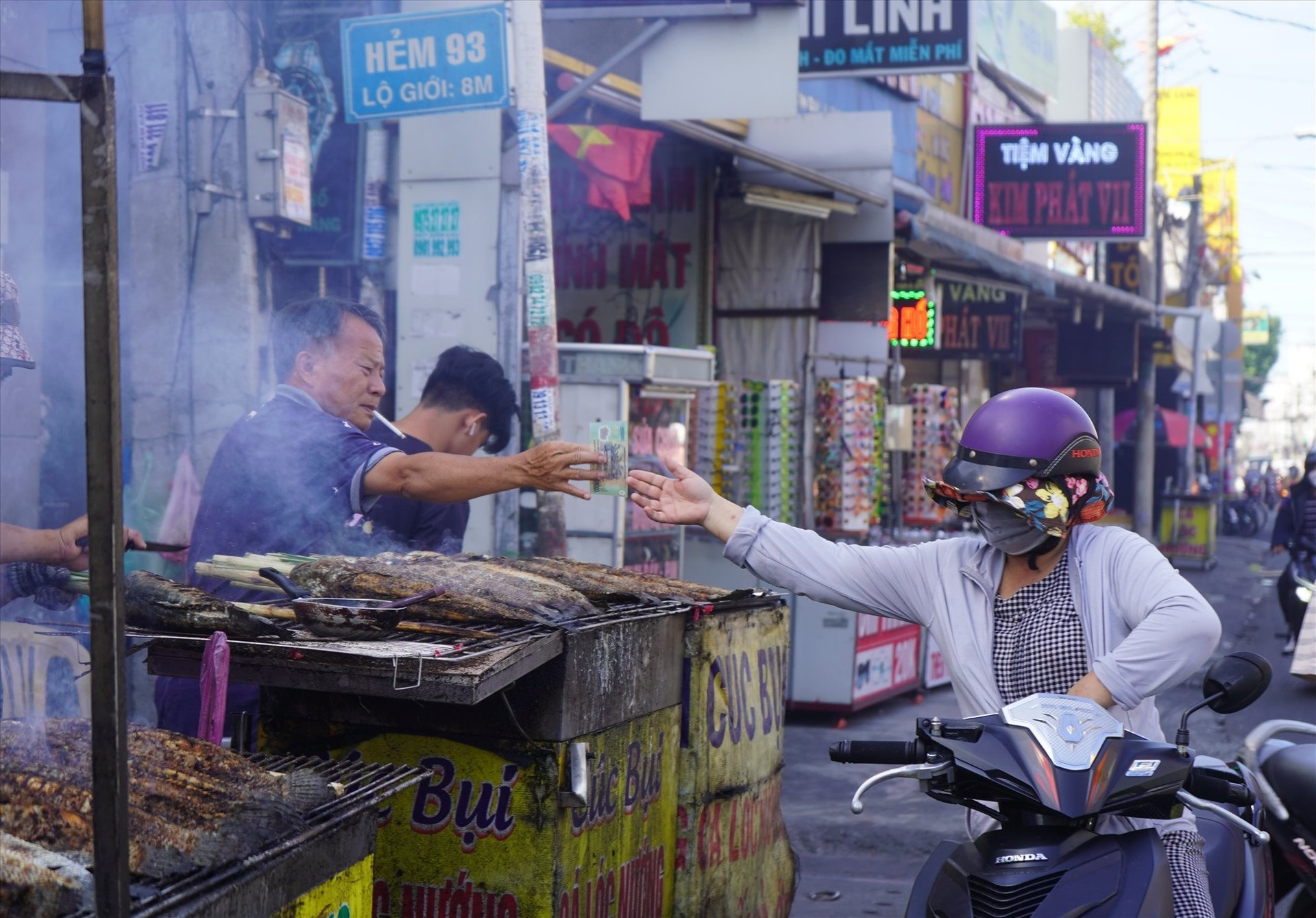 Rẻ bằng 1/6 gi&aacute; chợ, đại gia b&aacute;n lẻ tung ra c&aacute; l&oacute;c nướng trui 49.000 đồng: Toan t&iacute;nh thực sự ph&iacute;a sau mức gi&aacute; rẻ mạt?- Ảnh 2.