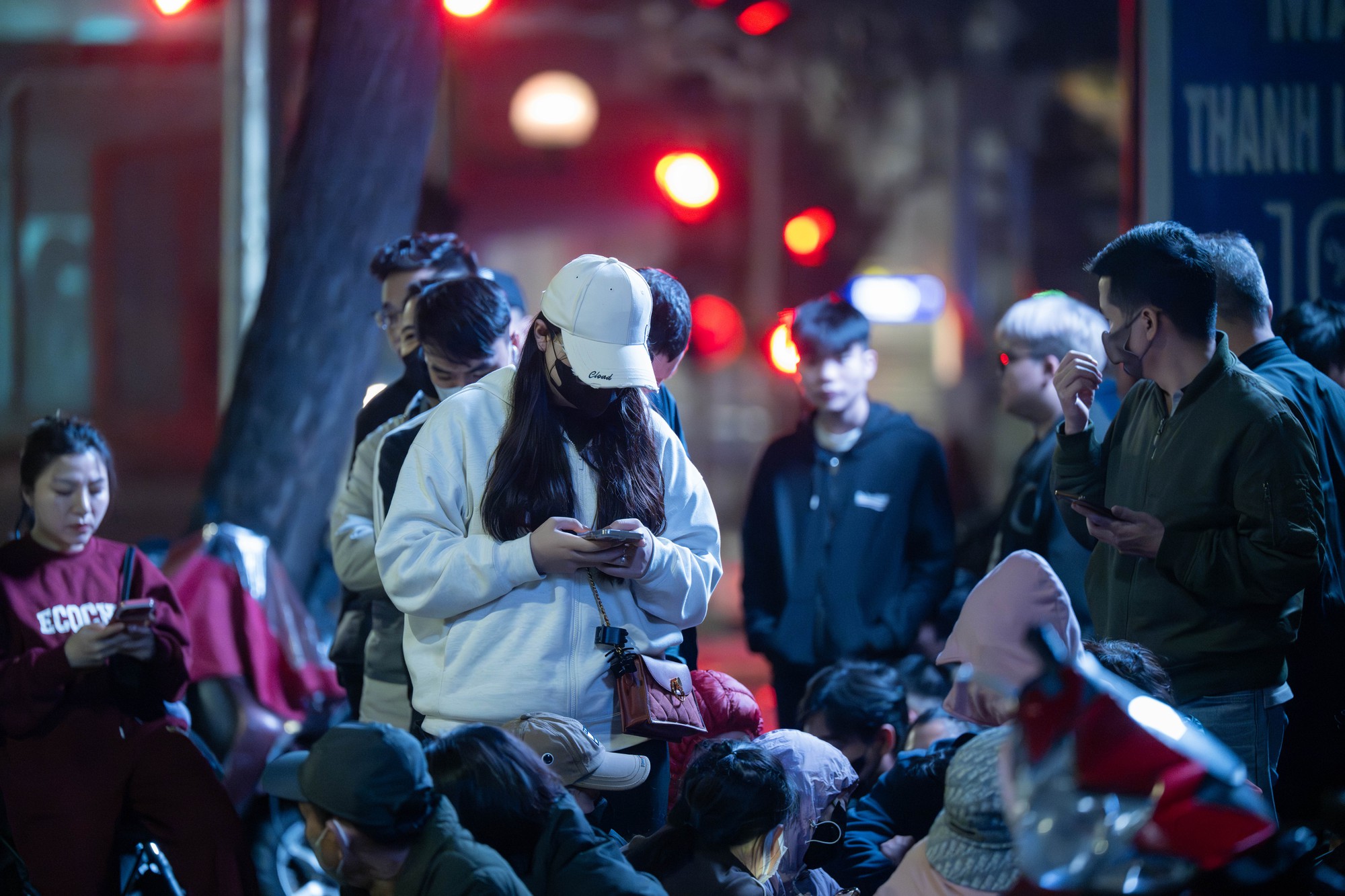 Ng&agrave;y V&iacute;a Thần T&agrave;i: Kh&aacute;ch đội mưa xếp h&agrave;ng hơn 10 tiếng chờ mua v&agrave;ng, xuất hiện thiết bị đặc biệt tại cửa h&agrave;ng Trần Nh&acirc;n T&ocirc;ng- Ảnh 11.