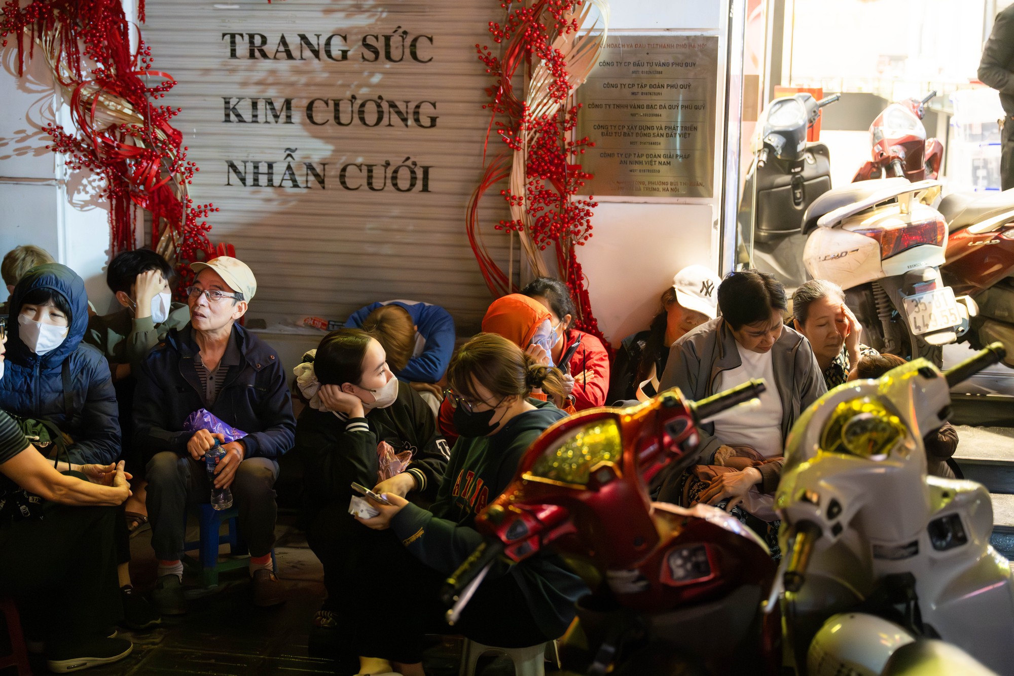 Ng&agrave;y V&iacute;a Thần T&agrave;i: Kh&aacute;ch đội mưa xếp h&agrave;ng hơn 10 tiếng chờ mua v&agrave;ng, xuất hiện thiết bị đặc biệt tại cửa h&agrave;ng Trần Nh&acirc;n T&ocirc;ng- Ảnh 10.