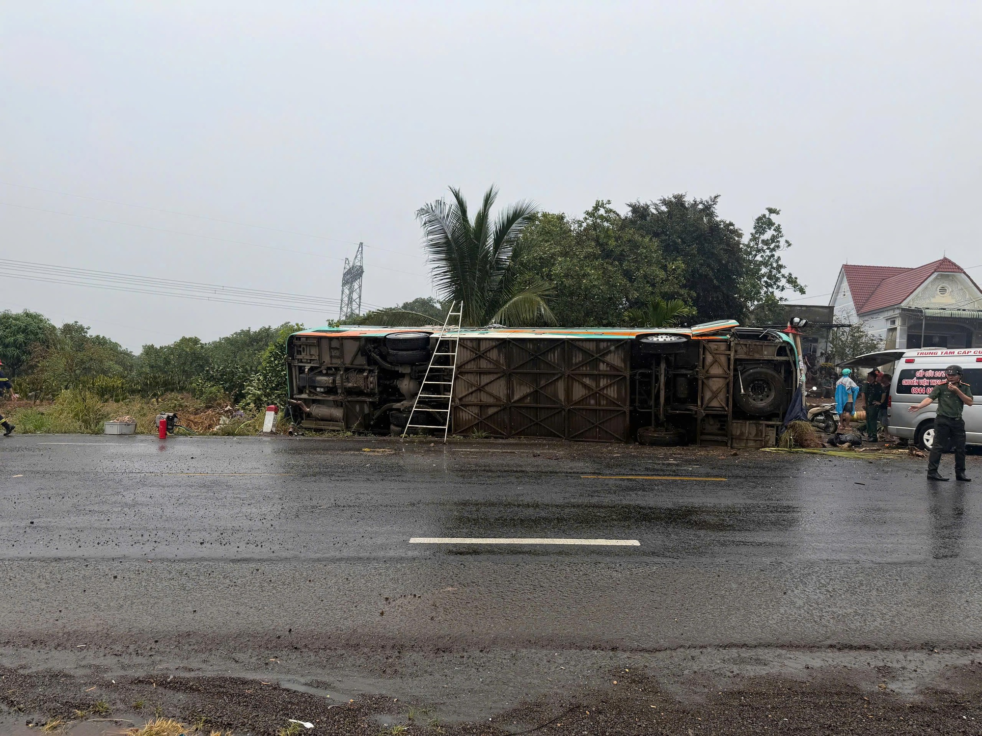 Tai nạn xe kh&aacute;ch nghi&ecirc;m trọng ở Đồng Nai, 3 người thương vong- Ảnh 2.