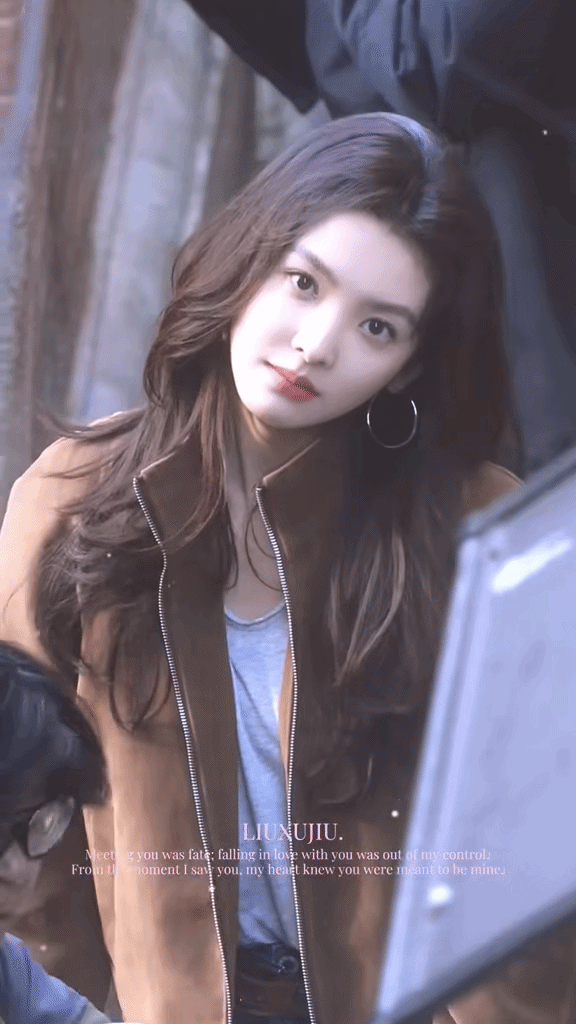 Khi Chương Nhược Nam hết làm bạch nguyệt quang: Nhìn cứ hao hao Go Youn Jung thế này!- Ảnh 2. Khi Chương Nhược Nam hết làm bạch nguyệt quang: Nhìn cứ hao hao Go Youn Jung thế này!- Ảnh 2.