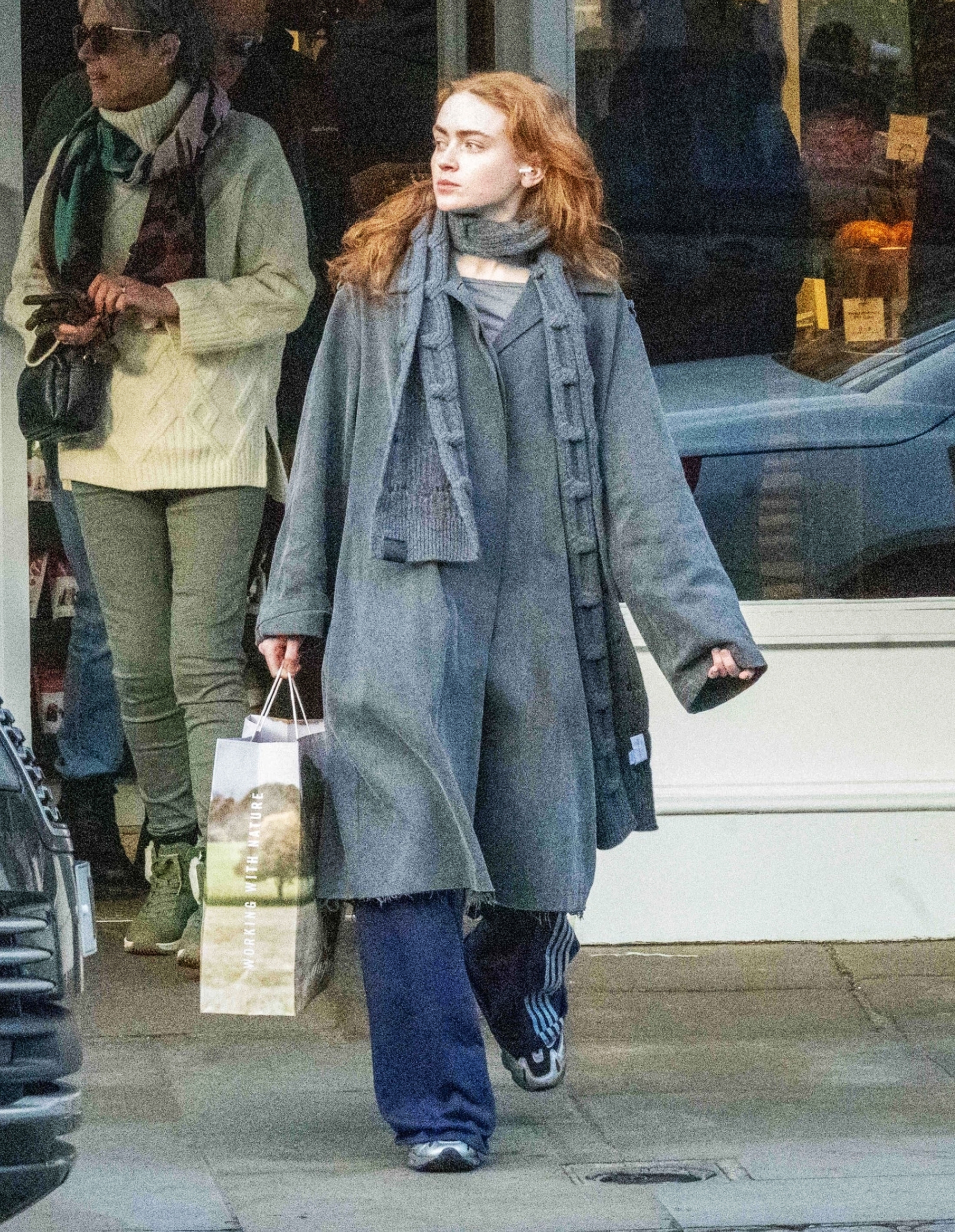 Mỹ nữ khiến MXH rung động suốt hơn 1 tuần qua: Ảnh chụp vội m&agrave; xinh đẹp tuyệt trần, style chuẩn qu&yacute; c&ocirc; thanh lịch- Ảnh 4.