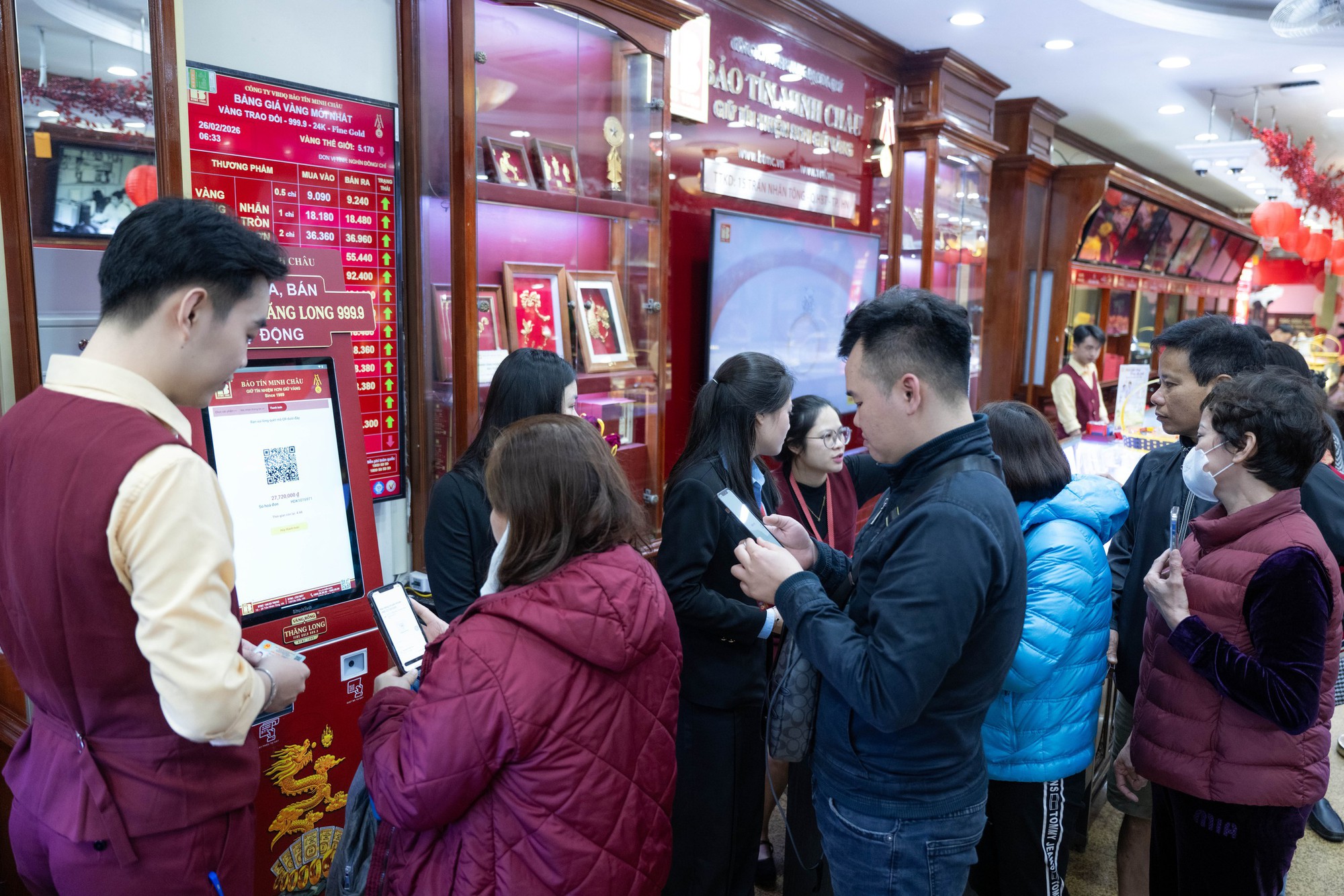 CLIP Chi tiết cách sử dụng chiếc máy cứ chạm vào là vàng ra đang hot ở Hà Nội- Ảnh 11. CLIP Chi tiết cách sử dụng chiếc máy cứ chạm vào là vàng ra đang hot ở Hà Nội- Ảnh 11.