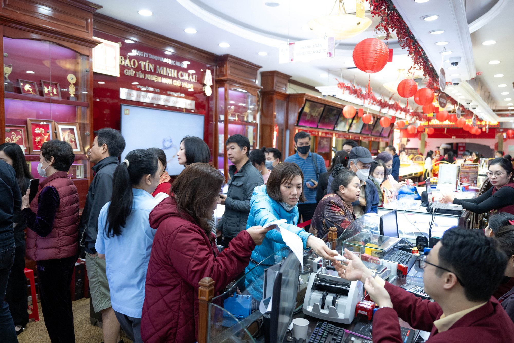 CLIP Chi tiết cách sử dụng chiếc máy cứ chạm vào là vàng ra đang hot ở Hà Nội- Ảnh 2. CLIP Chi tiết cách sử dụng chiếc máy cứ chạm vào là vàng ra đang hot ở Hà Nội- Ảnh 2.