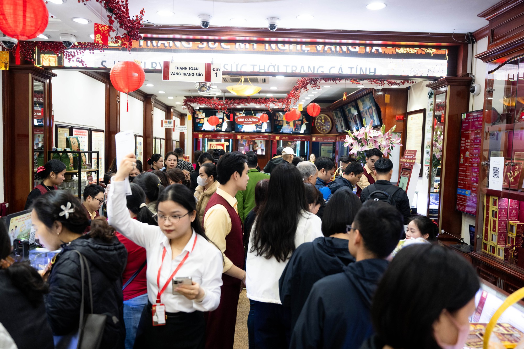 CLIP Chi tiết cách sử dụng chiếc máy cứ chạm vào là vàng ra đang hot ở Hà Nội- Ảnh 1. CLIP Chi tiết cách sử dụng chiếc máy cứ chạm vào là vàng ra đang hot ở Hà Nội- Ảnh 1.