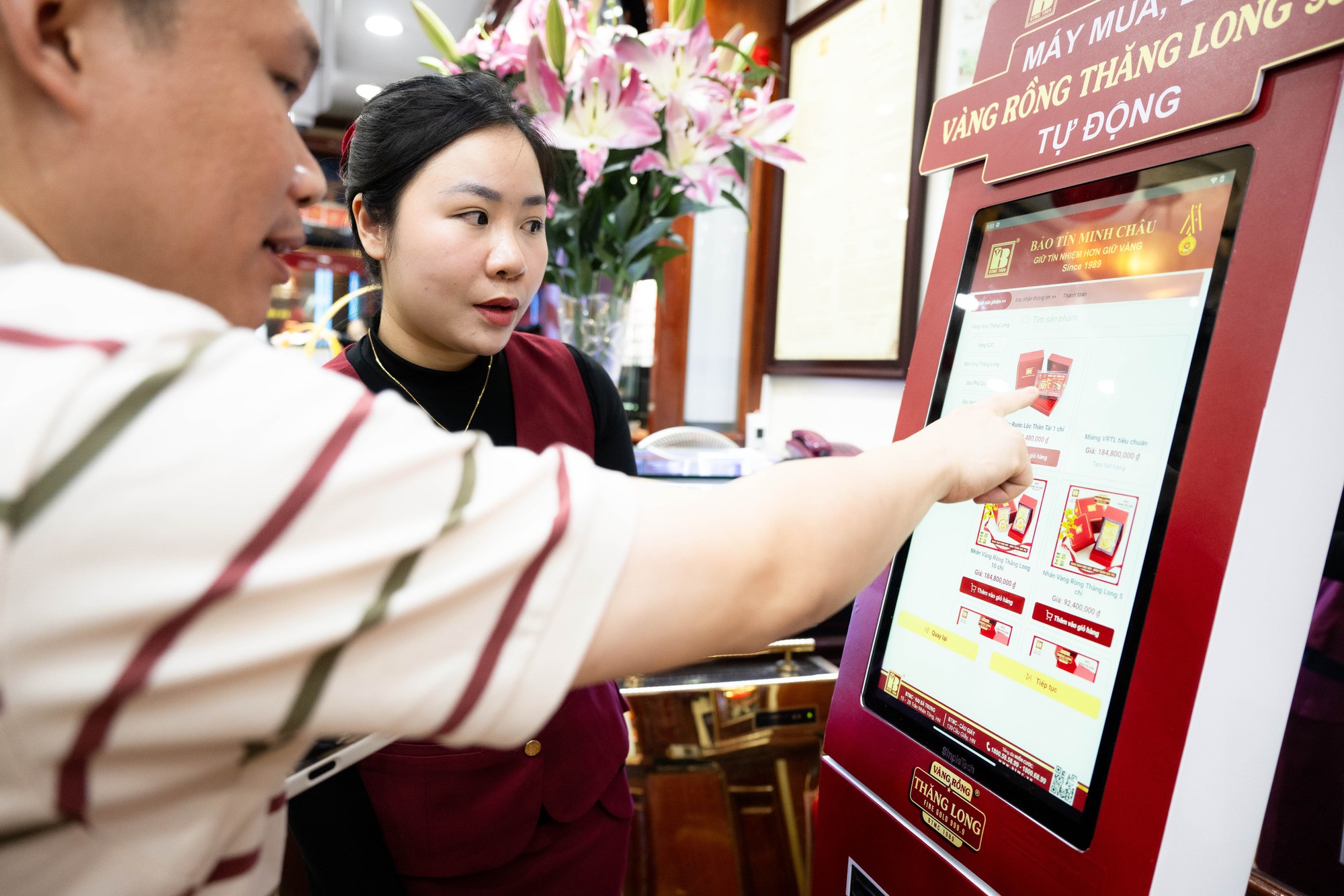 CLIP Chi tiết cách sử dụng chiếc máy cứ chạm vào là vàng ra đang hot ở Hà Nội- Ảnh 4. CLIP Chi tiết cách sử dụng chiếc máy cứ chạm vào là vàng ra đang hot ở Hà Nội- Ảnh 4.