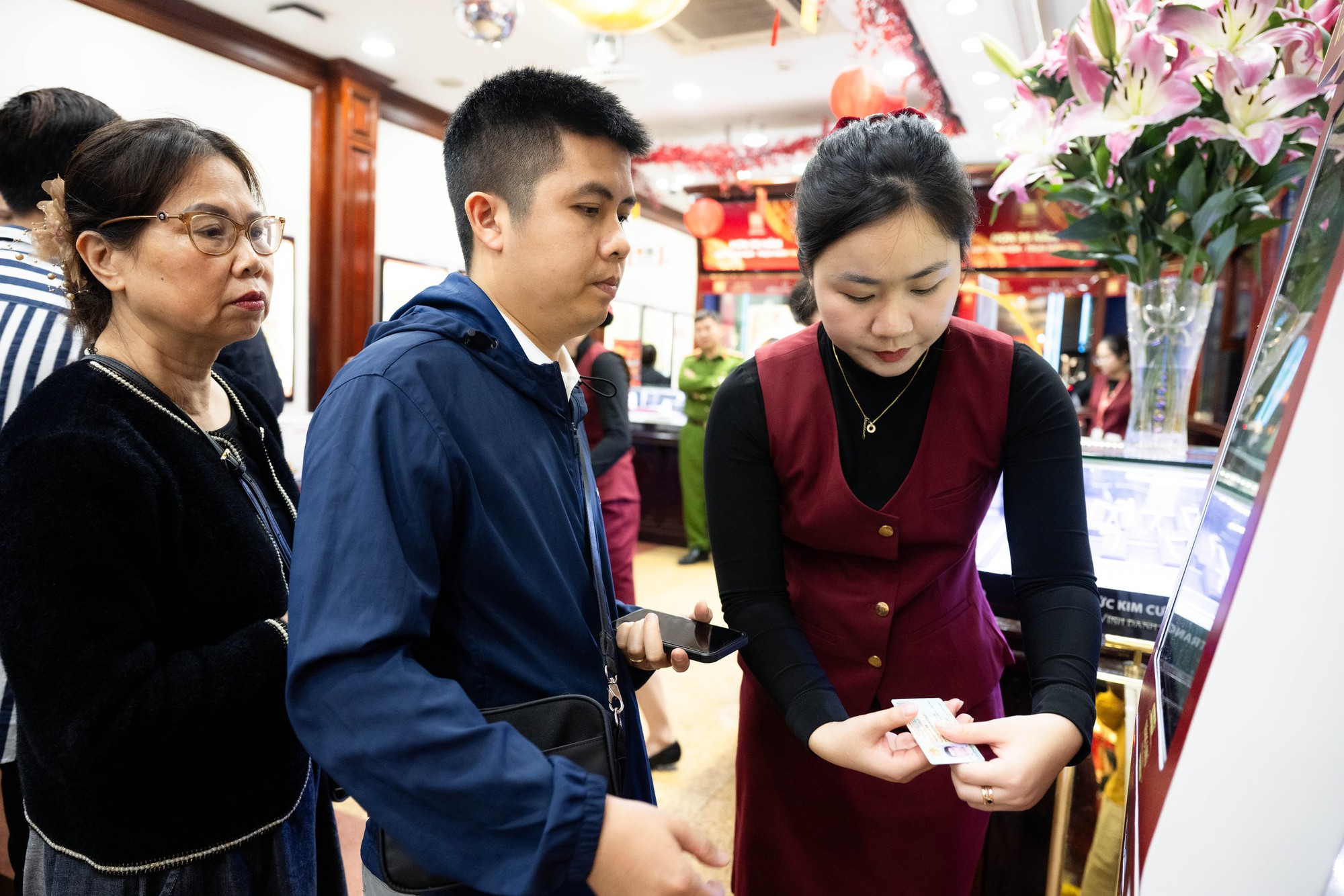 CLIP Chi tiết cách sử dụng chiếc máy cứ chạm vào là vàng ra đang hot ở Hà Nội- Ảnh 6. CLIP Chi tiết cách sử dụng chiếc máy cứ chạm vào là vàng ra đang hot ở Hà Nội- Ảnh 6.