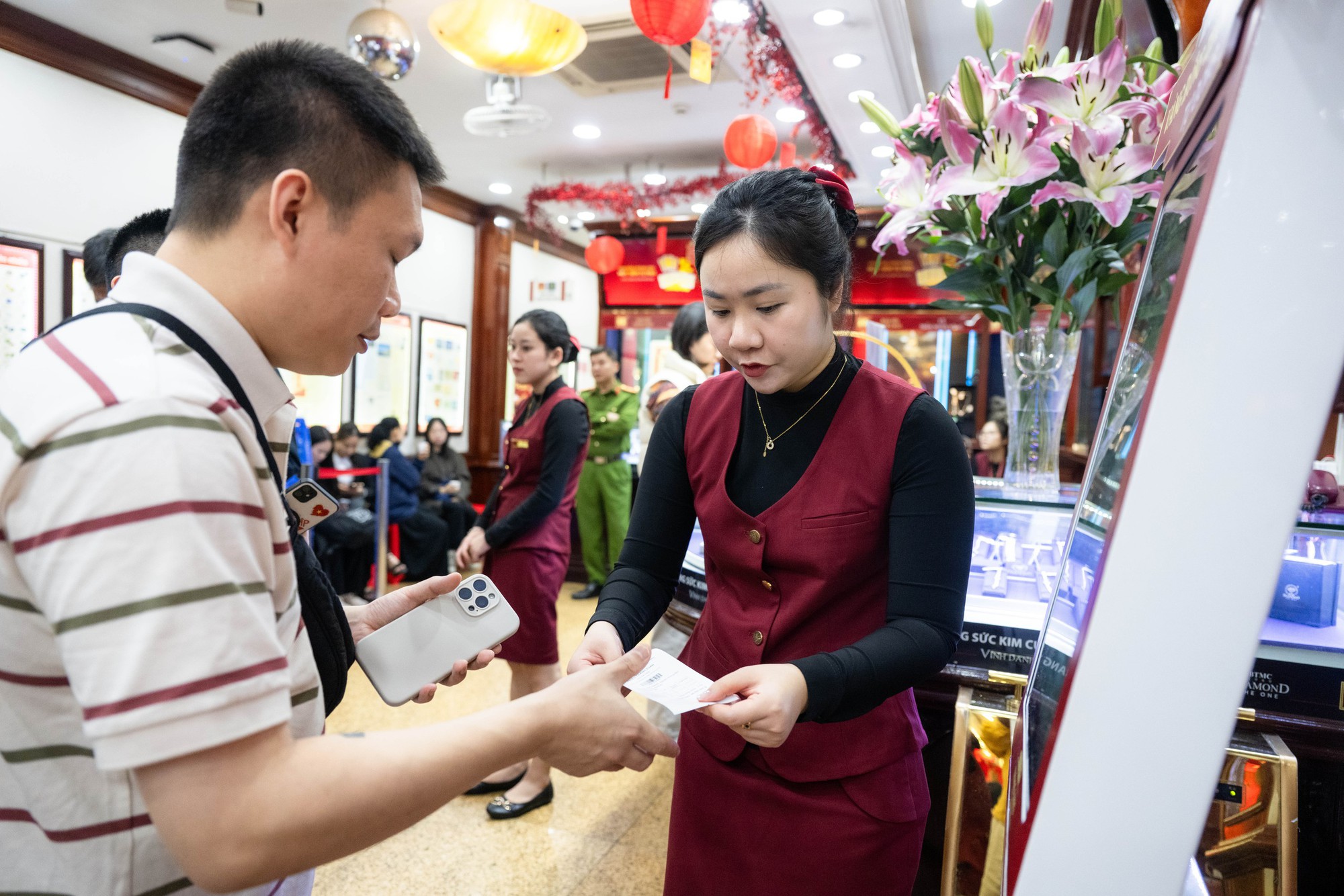 CLIP Chi tiết cách sử dụng chiếc máy cứ chạm vào là vàng ra đang hot ở Hà Nội- Ảnh 12. CLIP Chi tiết cách sử dụng chiếc máy cứ chạm vào là vàng ra đang hot ở Hà Nội- Ảnh 12.