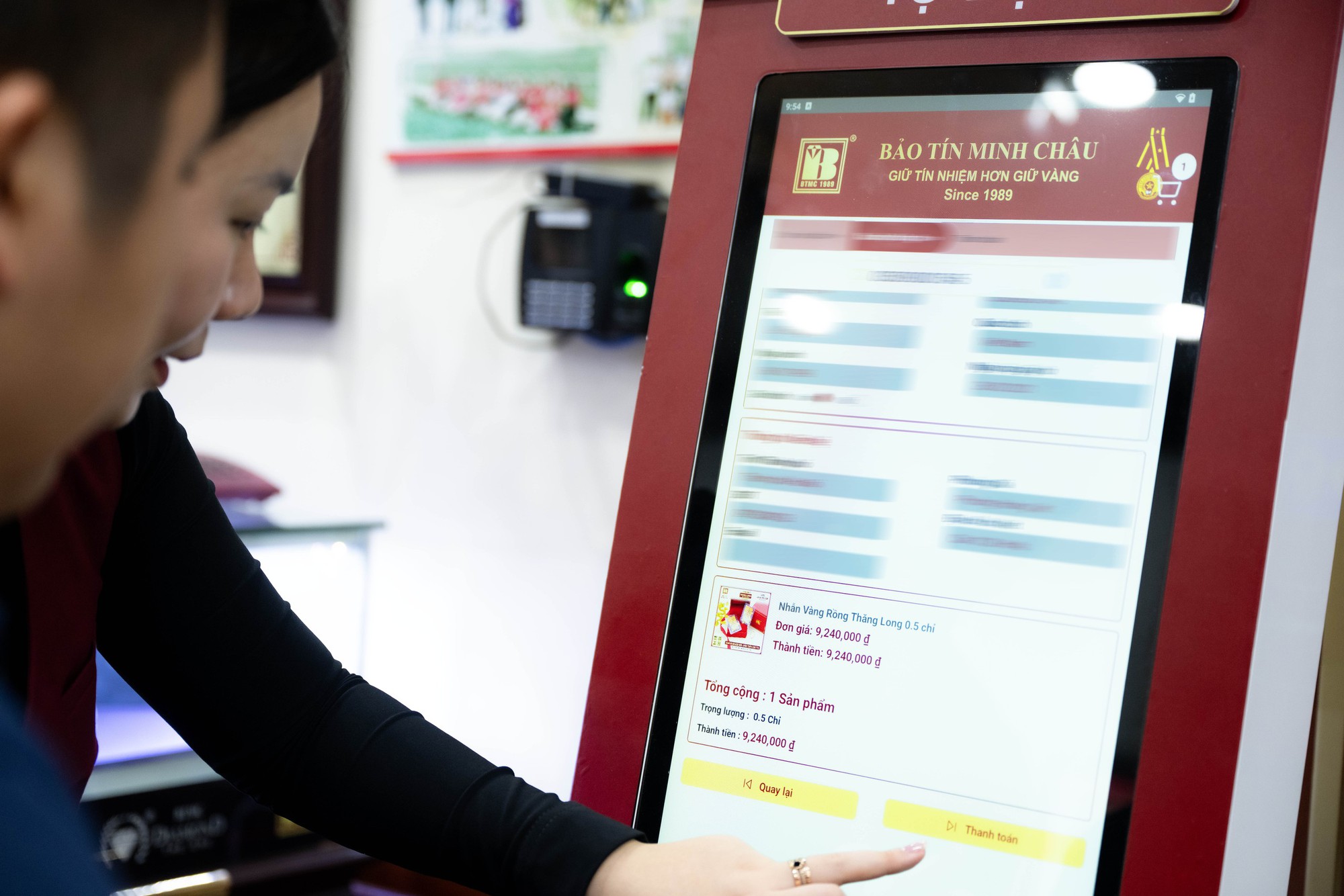 CLIP Chi tiết cách sử dụng chiếc máy cứ chạm vào là vàng ra đang hot ở Hà Nội- Ảnh 7. CLIP Chi tiết cách sử dụng chiếc máy cứ chạm vào là vàng ra đang hot ở Hà Nội- Ảnh 7.