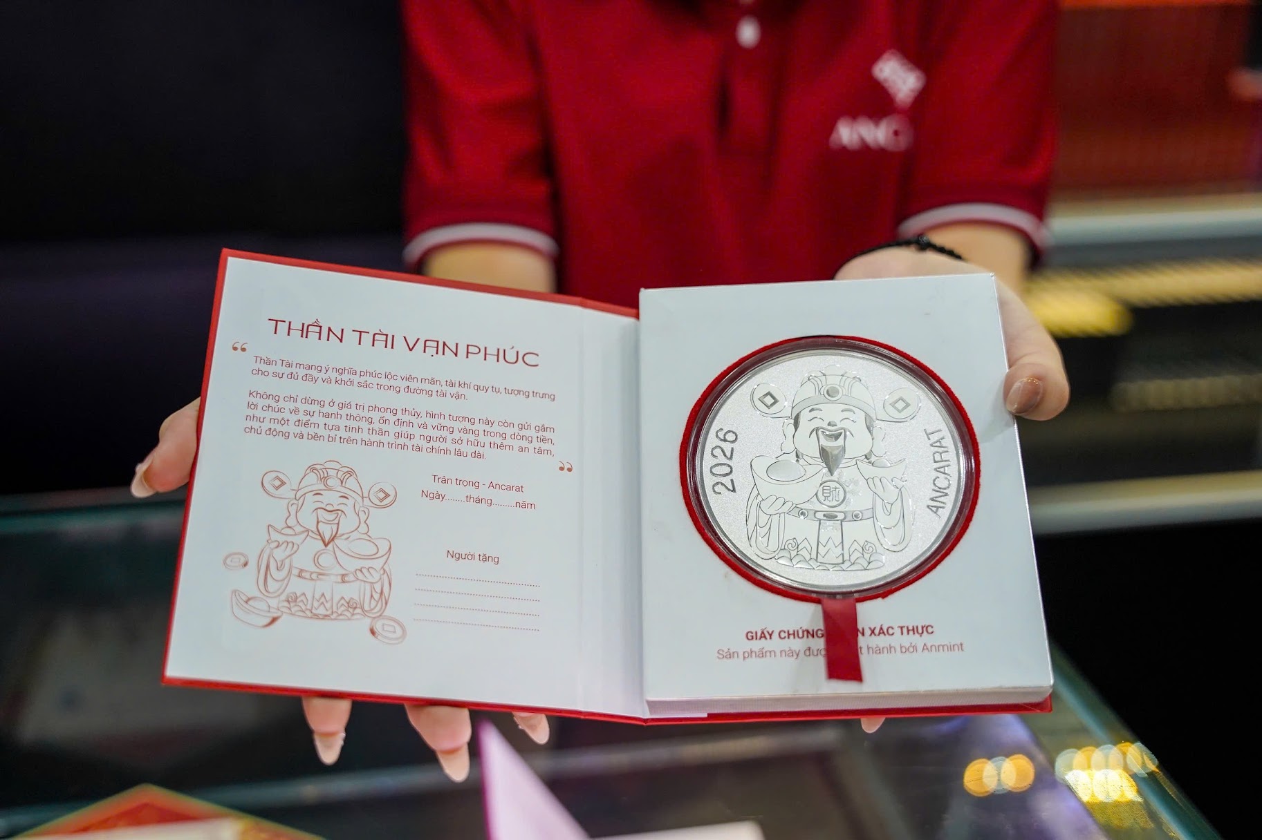 Sinh vi&ecirc;n xếp h&agrave;ng lấy tem phiếu mua v&agrave;ng bạc ng&agrave;y v&iacute;a Thần T&agrave;i với th&ugrave; lao 150.000 đồng/lượt- Ảnh 3.