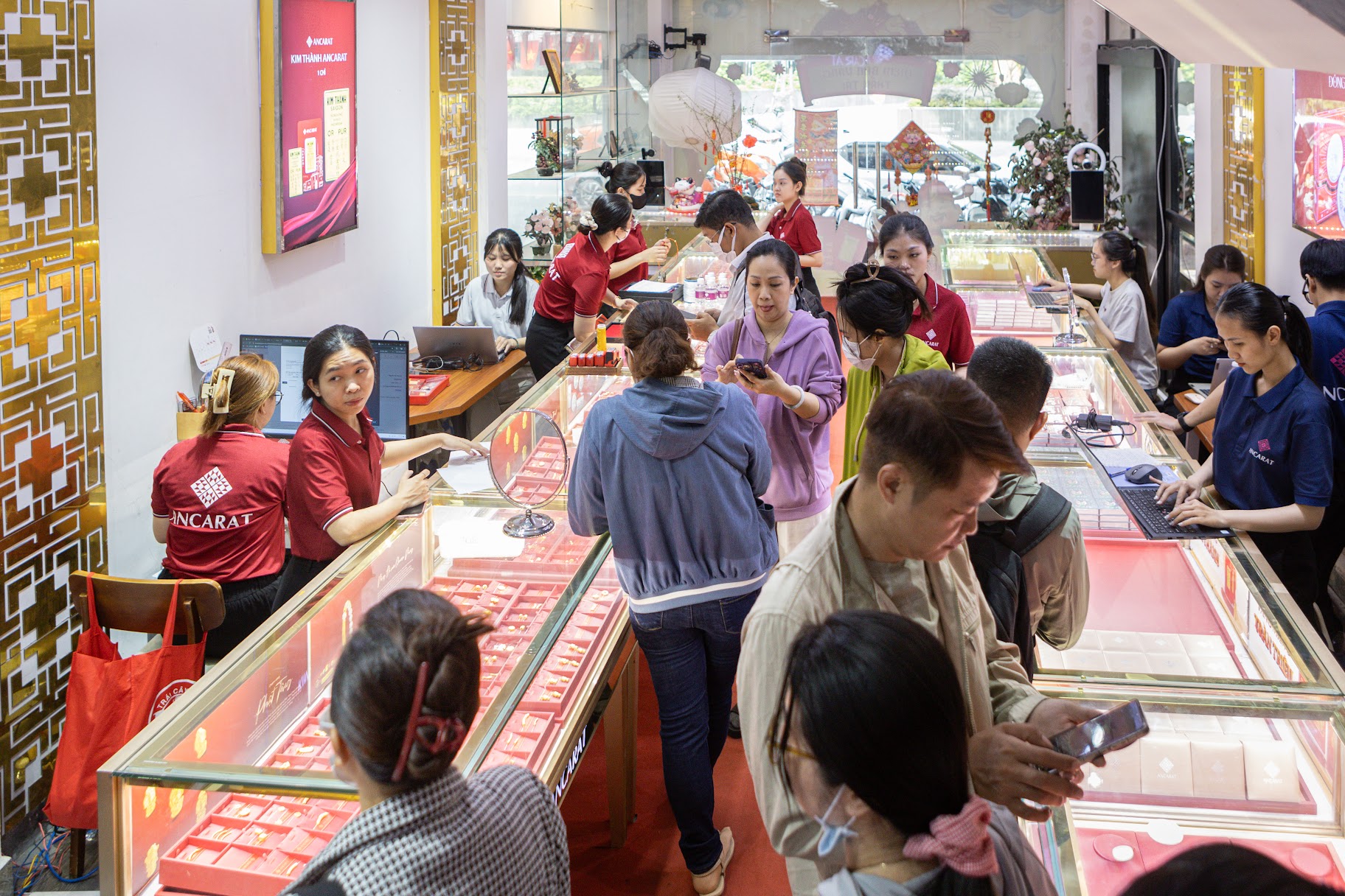 Sinh vi&ecirc;n xếp h&agrave;ng lấy tem phiếu mua v&agrave;ng bạc ng&agrave;y v&iacute;a Thần T&agrave;i với th&ugrave; lao 150.000 đồng/lượt- Ảnh 2.