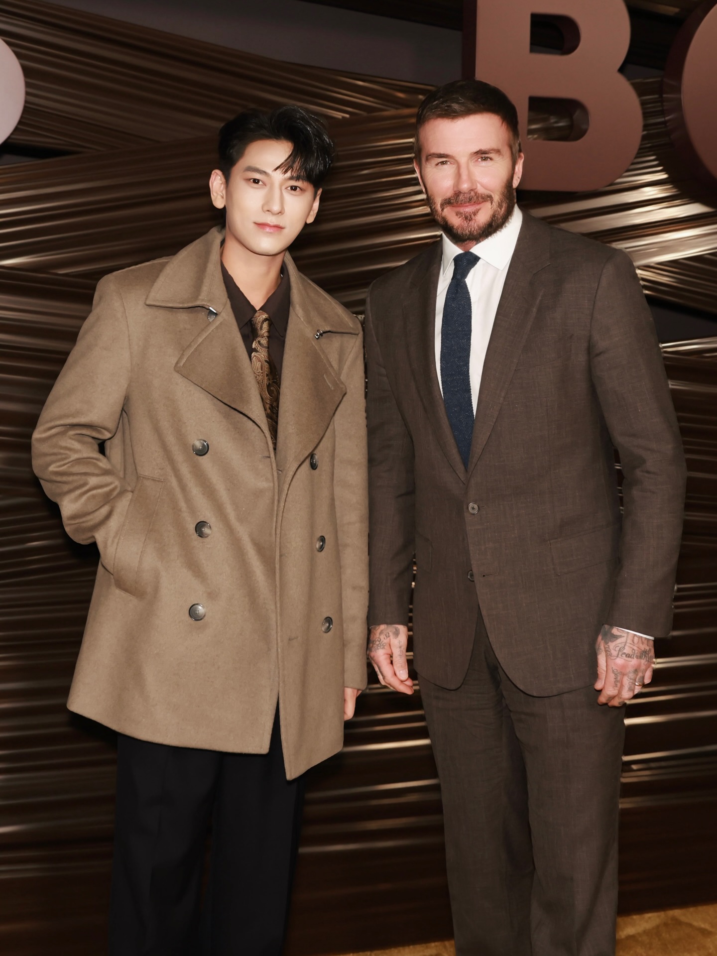 Nam thần kh&ocirc;ng tuổi Việt Nam khiến c&otilde;i mạng dậy s&oacute;ng khi đọ độ bảnh c&ugrave;ng David Beckham tại Milan Fashion Week- Ảnh 3.