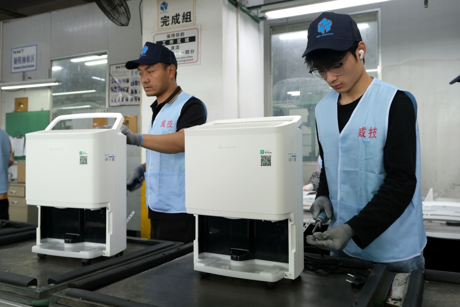 B&ecirc;n trong nh&agrave; m&aacute;y sản xuất 1 triệu chiếc m&aacute;y h&uacute;t ẩm/năm- Ảnh 1.