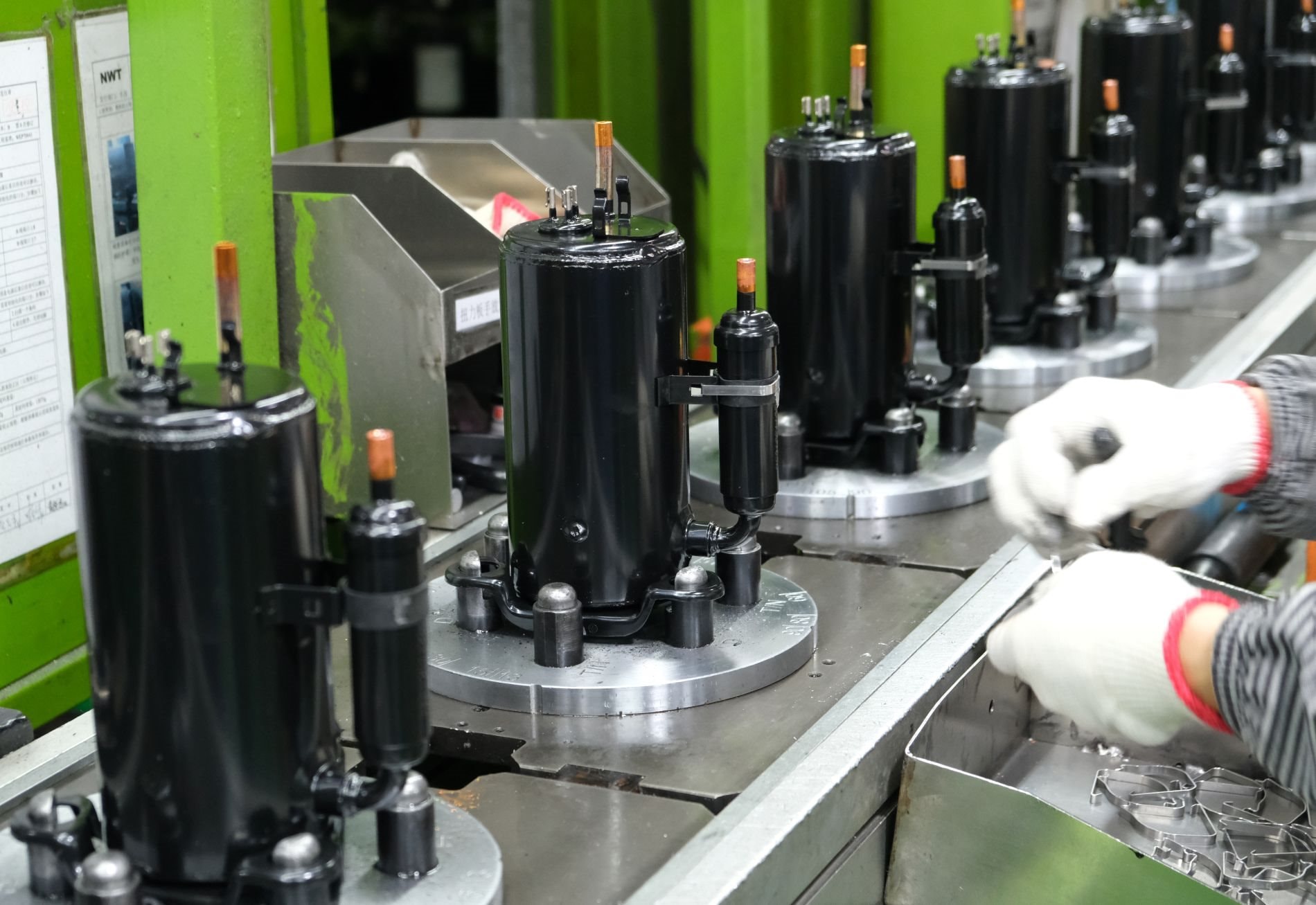 B&ecirc;n trong nh&agrave; m&aacute;y sản xuất 1 triệu chiếc m&aacute;y h&uacute;t ẩm/năm- Ảnh 4.