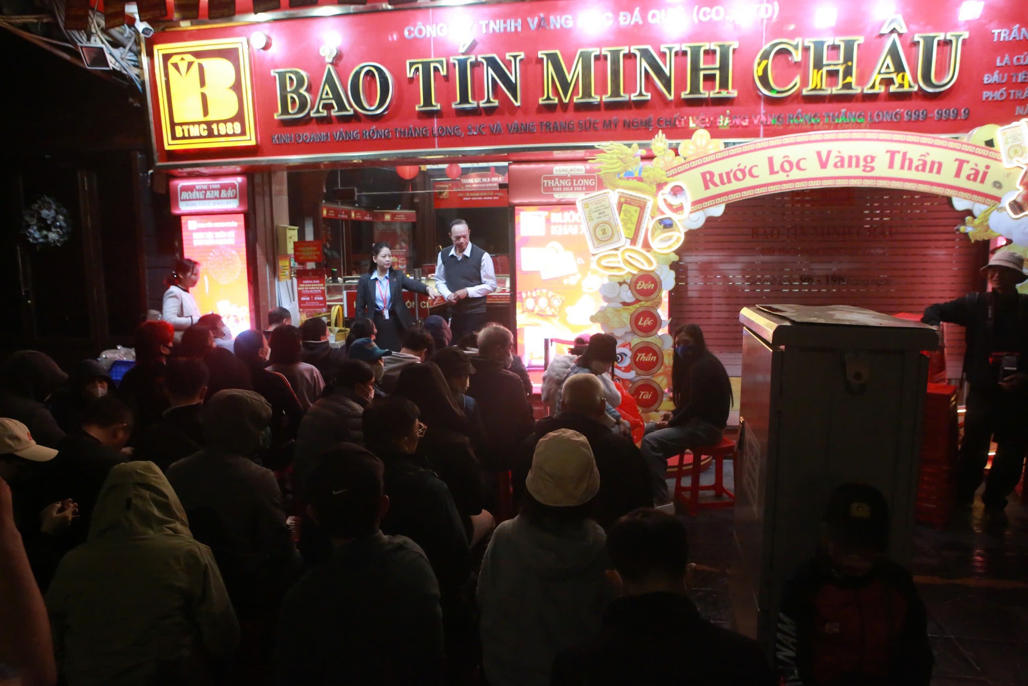 Nhiều năm giữ th&oacute;i quen mua v&agrave;ng v&iacute;a Thần T&agrave;i, cụ b&agrave; gần 80 tuổi than gi&aacute; v&agrave;ng cao qu&aacute;- Ảnh 1.