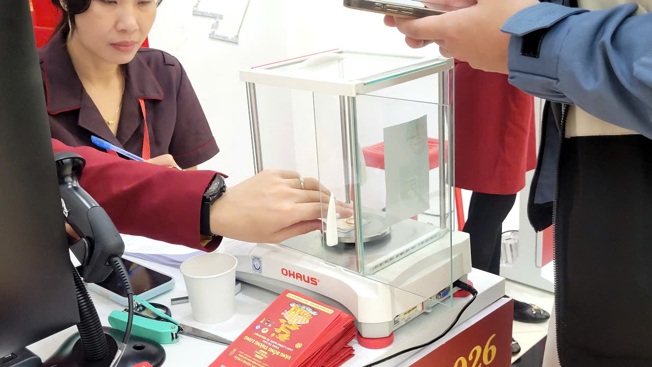 Nhiều năm giữ th&oacute;i quen mua v&agrave;ng v&iacute;a Thần T&agrave;i, cụ b&agrave; gần 80 tuổi than gi&aacute; v&agrave;ng cao qu&aacute;- Ảnh 2.