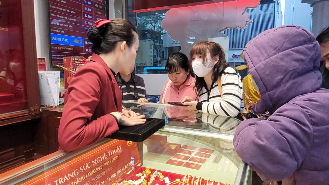 Nhiều năm giữ th&oacute;i quen mua v&agrave;ng v&iacute;a Thần T&agrave;i, cụ b&agrave; gần 80 tuổi than gi&aacute; v&agrave;ng cao qu&aacute;- Ảnh 3.