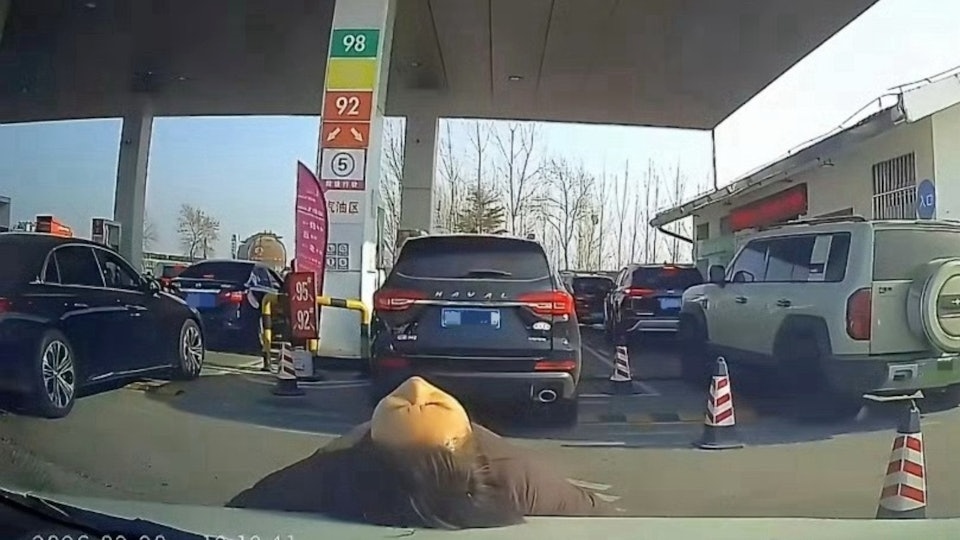 Người phụ nữ lao ra nằm chắn trước đầu &ocirc; t&ocirc; v&agrave; l&yacute; do kh&oacute; tin- Ảnh 1.