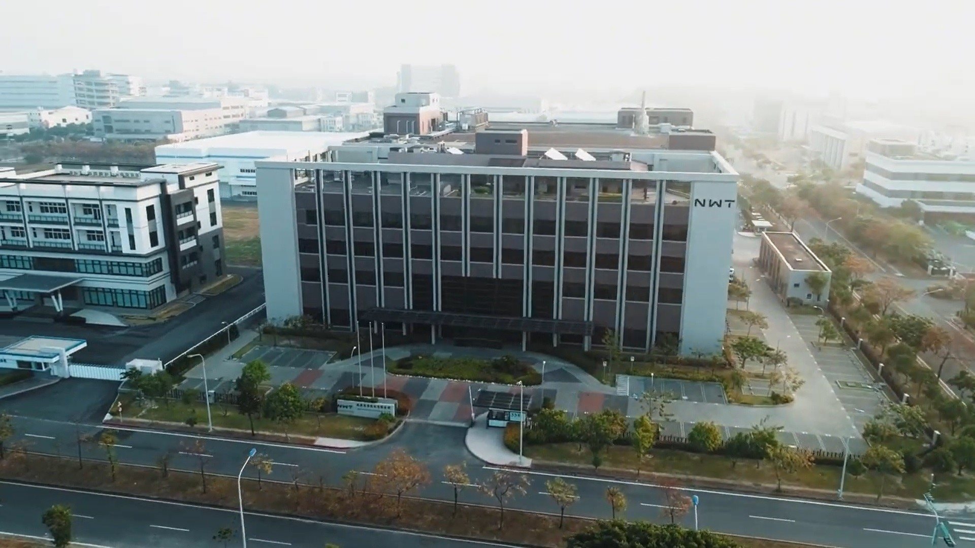 B&ecirc;n trong nh&agrave; m&aacute;y sản xuất 1 triệu chiếc m&aacute;y h&uacute;t ẩm/năm- Ảnh 2.