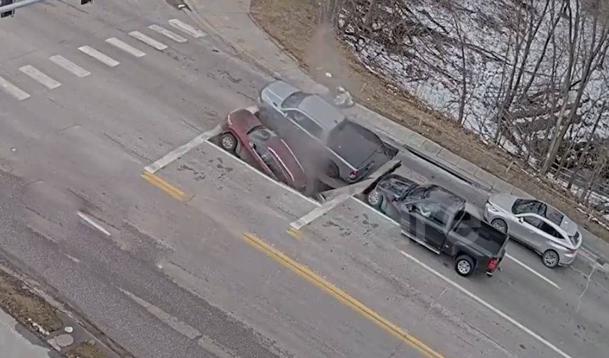 Đang dừng đ&egrave;n đỏ, 2 &ocirc; t&ocirc; bị "hố tử thần" nuốt chửng- Ảnh 1.