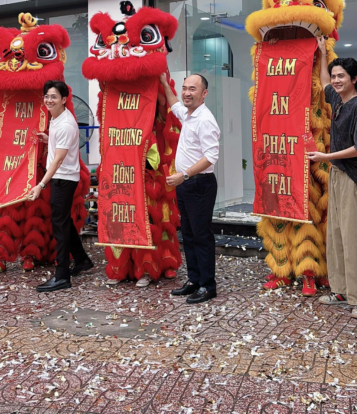 Showbiz Việt ng&agrave;y V&iacute;a Thần t&agrave;i: Lan Ngọc tặng v&agrave;ng, 1 sao nữ d&acirc;ng m&acirc;m c&uacute;ng to&agrave;n tiền v&agrave;ng g&acirc;y cho&aacute;ng! - Ảnh 1.