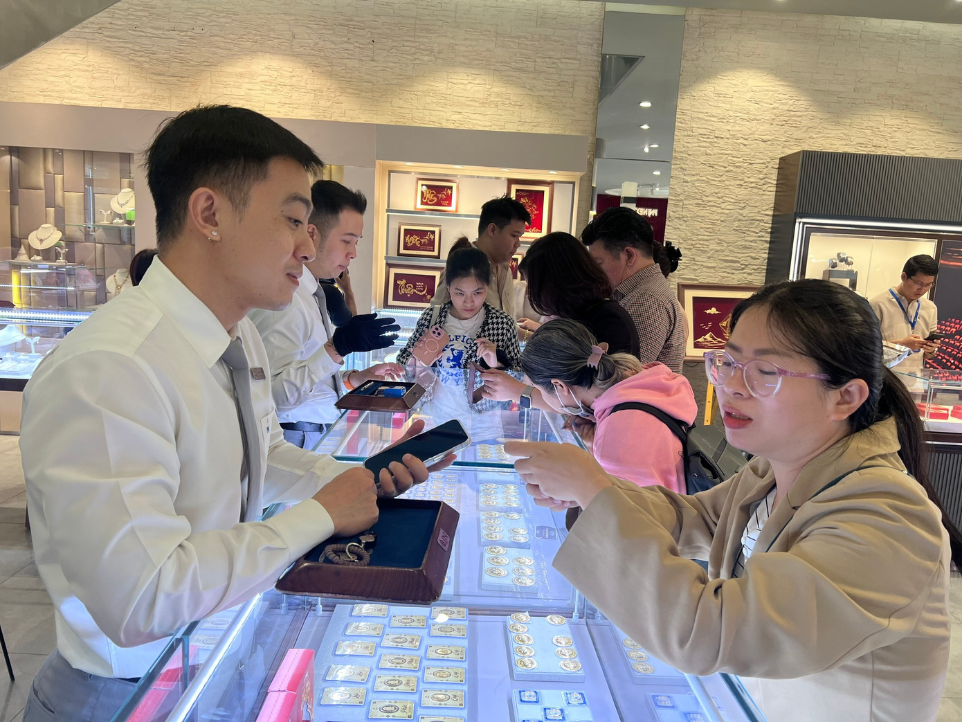 Nhiều người ngỡ ng&agrave;ng v&igrave; mua được v&agrave;ng qu&aacute; dễ d&agrave;ng- Ảnh 7.