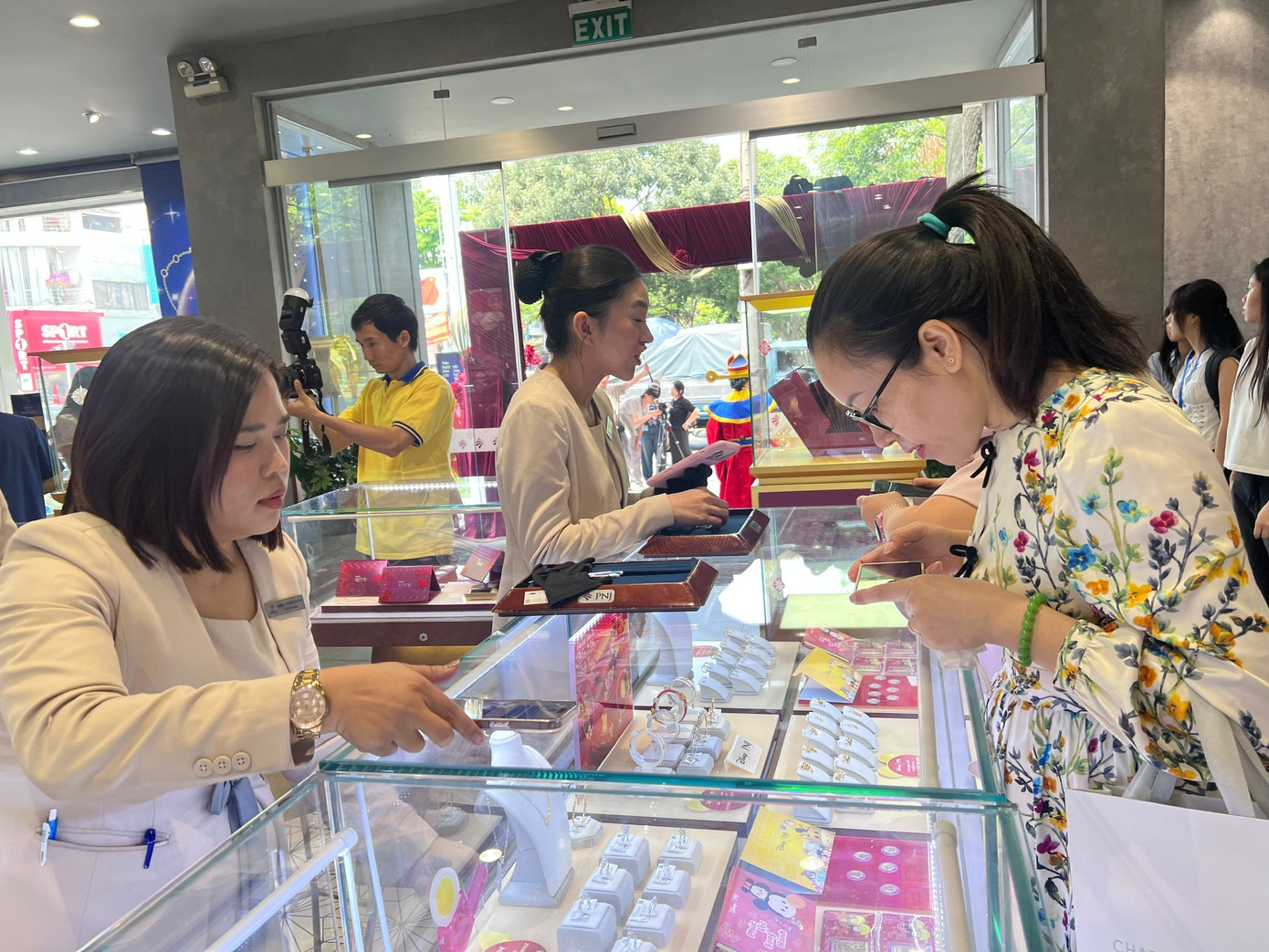 Nhiều người ngỡ ng&agrave;ng v&igrave; mua được v&agrave;ng qu&aacute; dễ d&agrave;ng- Ảnh 6.