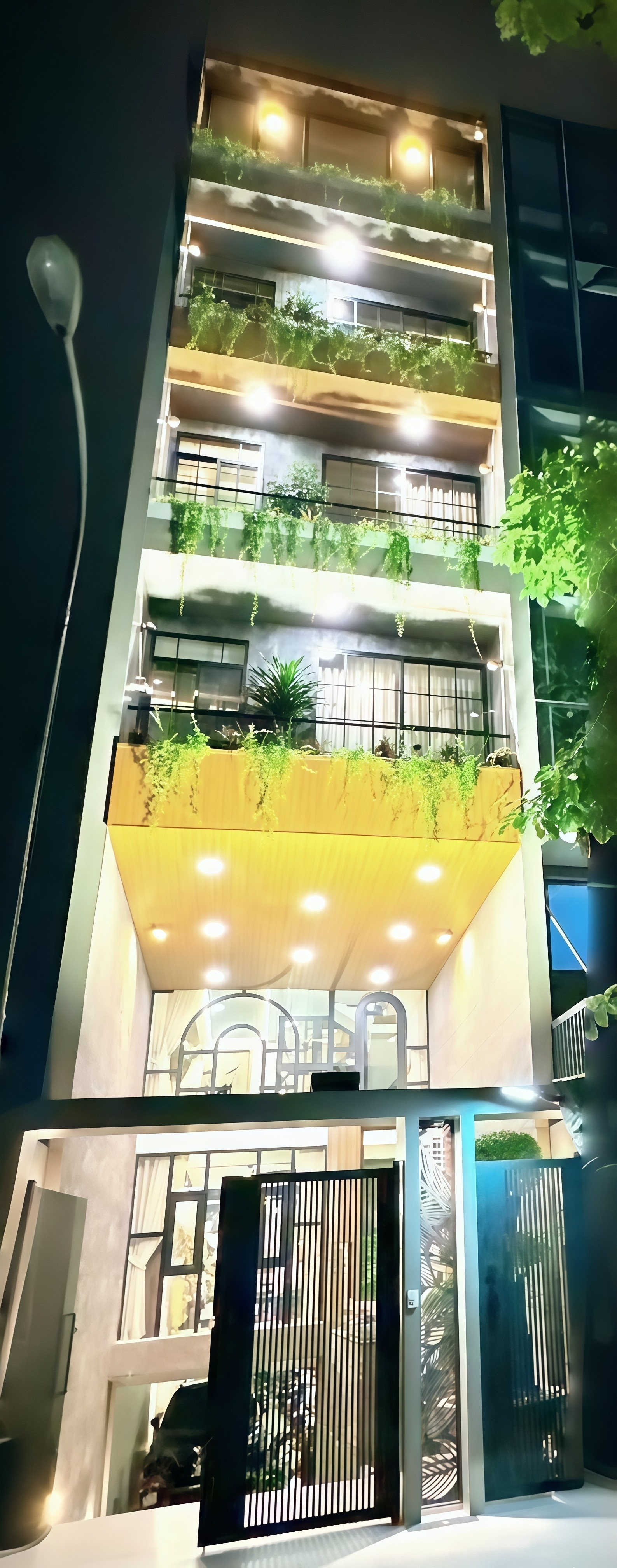 Ca sĩ được vợ tặng tượng Thần T&agrave;i bằng v&agrave;ng: 1 vợ 5 con, ch&aacute;n biệt thự 1.200 m2 liền x&acirc;y nh&agrave; phố 5 tầng- Ảnh 4.