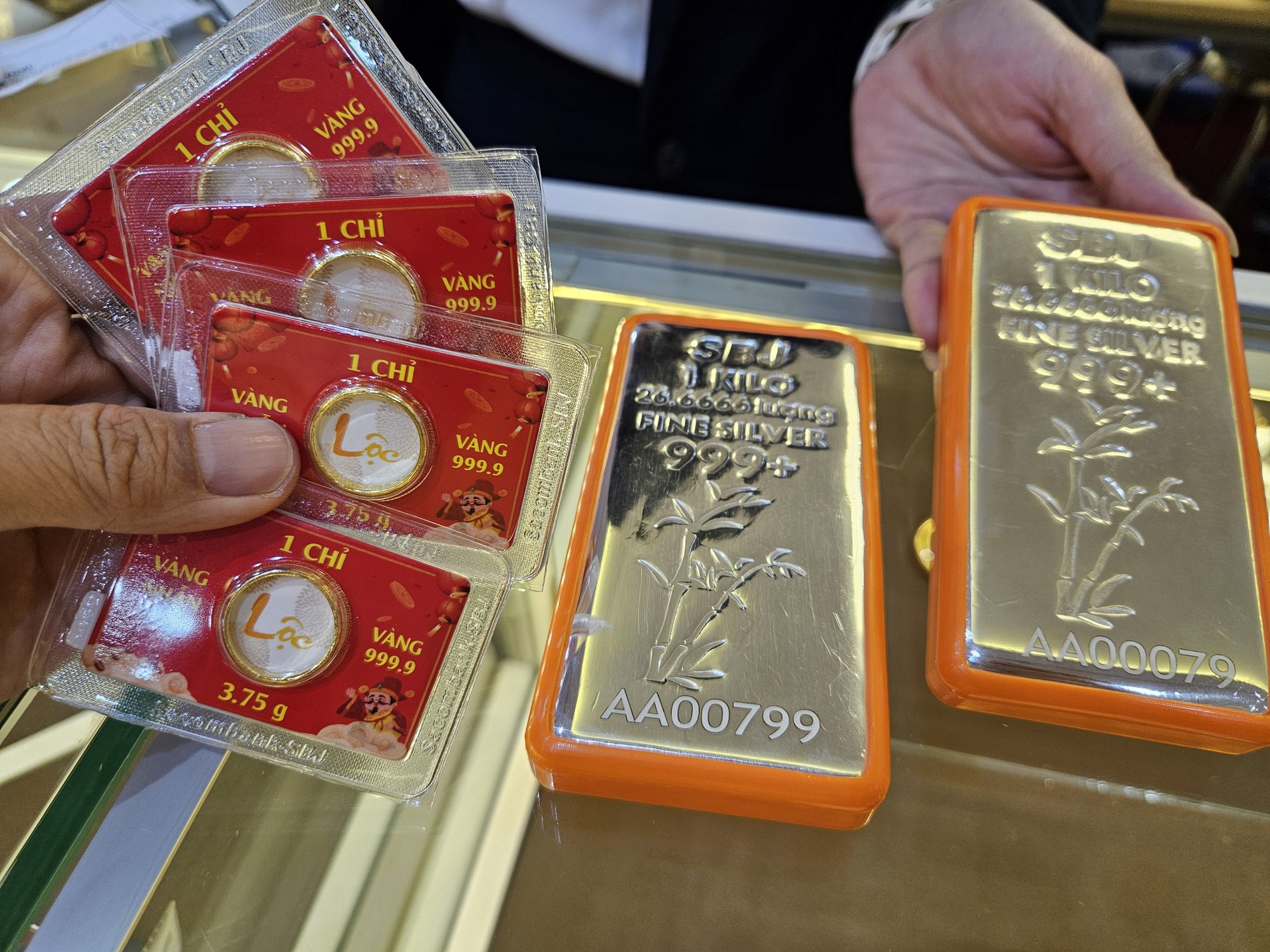 Gi&aacute; bạc h&ocirc;m nay 26-2: Điều bất ngờ tại c&aacute;c cửa h&agrave;ng bạc ng&agrave;y v&iacute;a Thần T&agrave;i- Ảnh 7.