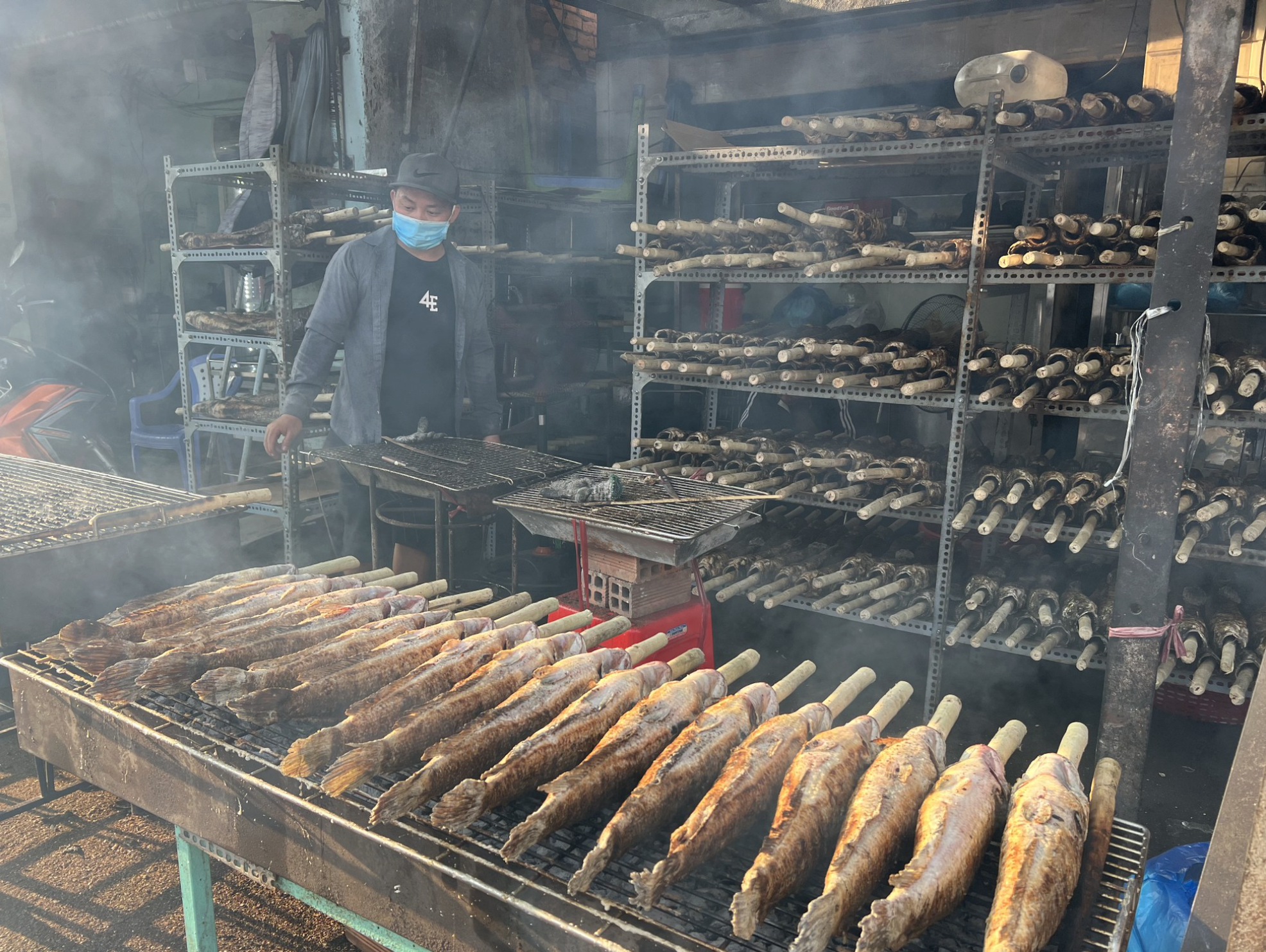 100 tấn c&aacute; l&oacute;c đổ bộ TP.HCM, thủ phủ c&aacute; nướng đỏ lửa xuy&ecirc;n đ&ecirc;m nướng 5.000 con ng&agrave;y v&iacute;a Thần T&agrave;i- Ảnh 1.