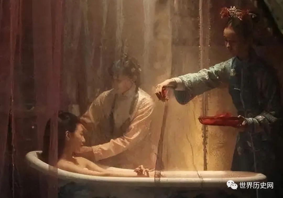 Bỏ qua chuẩn mực, phi tần lại ưa chuộng thái giám hầu hạ khi tắm: Hóa ra phía sau là yếu tố ít ai ngờ này- Ảnh 2. Vì sao phi tần thời cổ đại lại để thái giám hầu hạ khi tắm? Hóa ra phía sau là