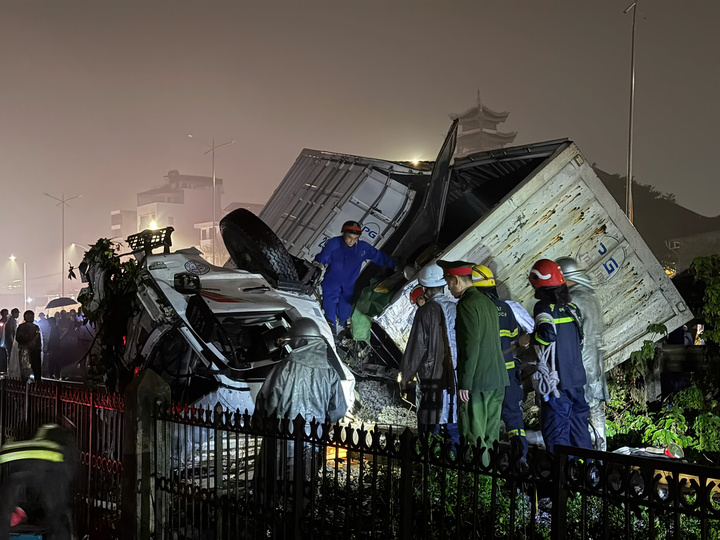 Tai nạn đường sắt ở H&agrave; Nội: T&agrave;i xế xe tải cố t&igrave;nh vượt đ&egrave;n b&aacute;o- Ảnh 1.