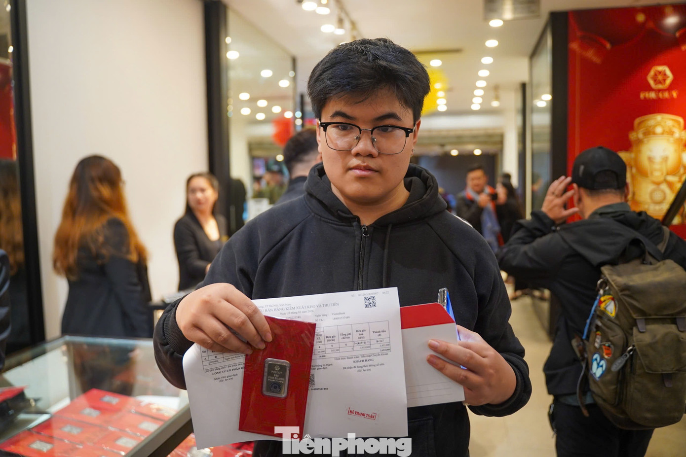 'V&agrave;ng mắt' xếp h&agrave;ng mua bạc- Ảnh 4.